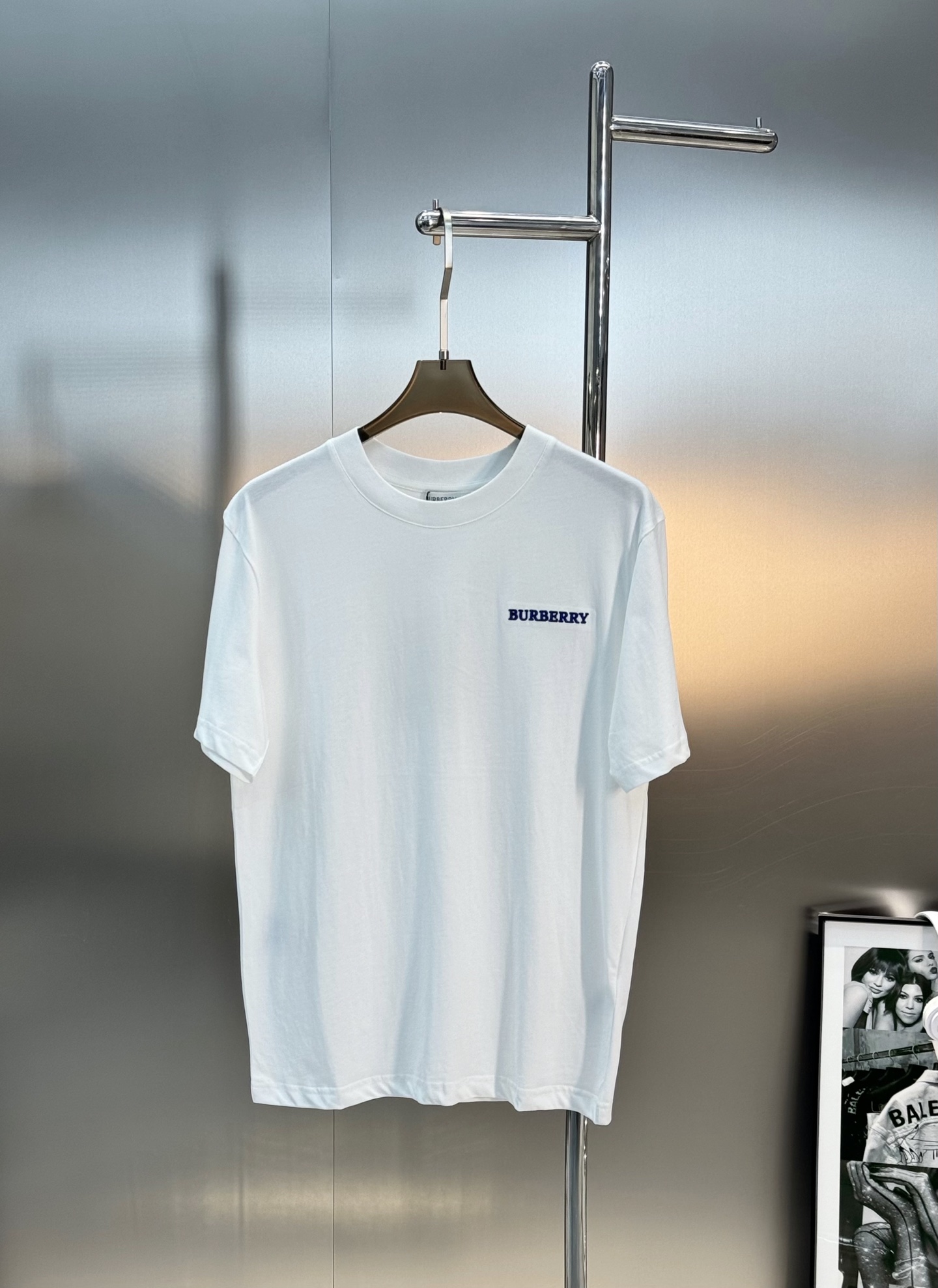 NO:464909,BBR*Babao-Li 2025s new short-sleeved T-shirt, the same style as men and women!  Classic war horse chest contrast color layered matching. War horse shape 3D three-dimensional embroidery. Handsome and fashionable, simple and versatile. It uses 260g pure cotton fabric cotton. It is not only firm, maintains the trendy silhouette, but also comfortable to wear, with more delicate yarn and dark blue color. White. Number of codes M-3XL (/jin recommended L), burberry, T-shirt, tees, t-shirt, alexander wang19860909BBR*巴宝-莉2025s新品短袖T恤,男女同款！经典战马胸前撞色层叠搭配.战马造型3D立体绣花.帅气时尚,简约百搭款.采用260g纯棉面料棉.不仅挺括,保持潮流的廓形,又穿着舒适,纱织更细腻,颜色深蓝.白色.码数M-3XL（/斤建议L）,,burberry,T-shirt,tees，t-shirt,alexander wang,Men's clothing