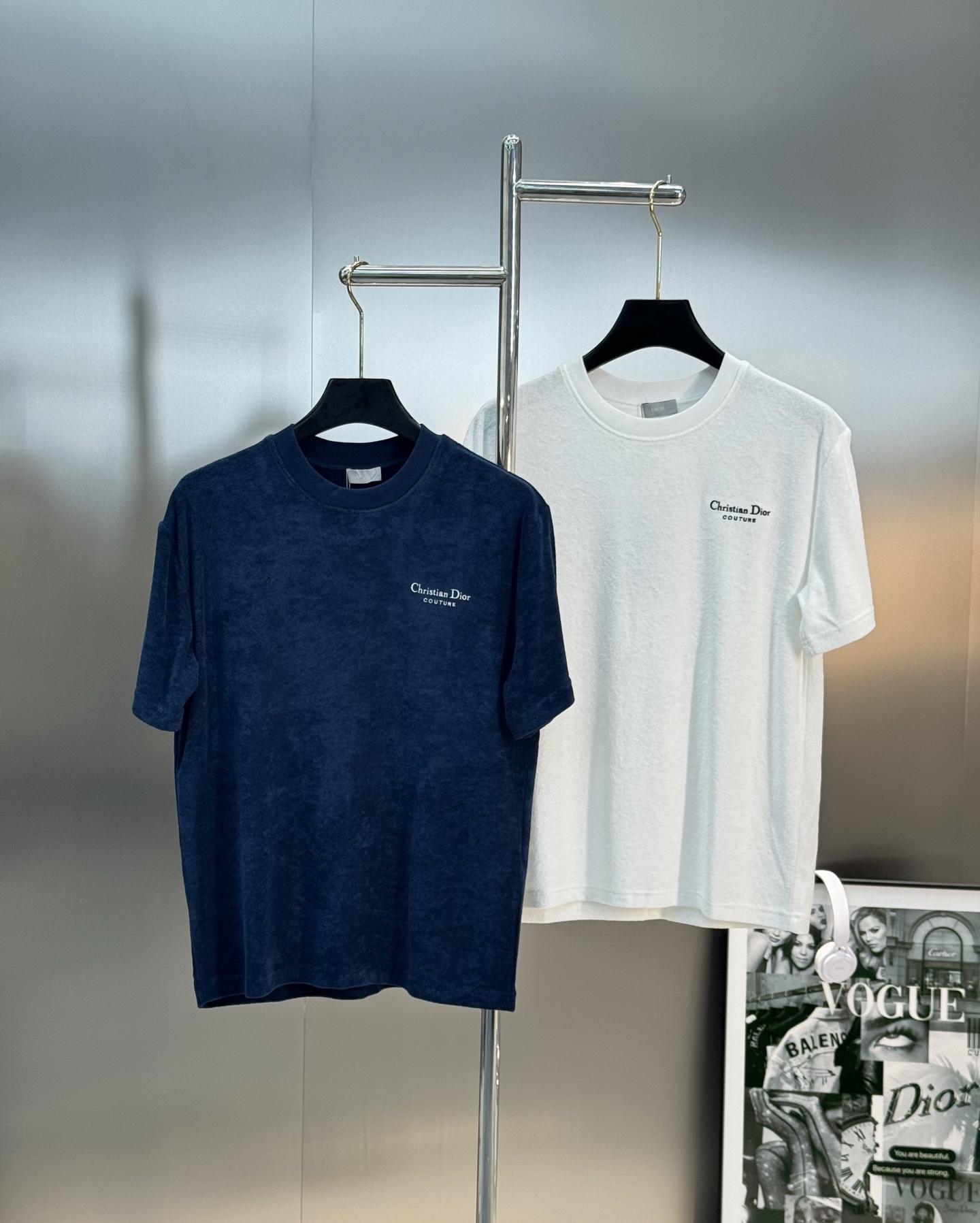 NO:464893,Dio*r Dio 25s new original single T-shirt. The same style as Xiaohongshu!  Customized original towel material customized fabric. Exquisite 3D embroidery. Three-dimensional and full. Classic short-sleeved dior fashion trend. Solid color matching. Fashionable and versatile. Complete 3-standard standards!  Color blue. White. European code S-XL (/145 jin recommended M), dior, dior, T-shirt, tees, t-shirt, alexander wang19860909Dio*r迪奥25s新款原单T恤.小红书同款！订制原版毛巾料定制面料.精致3d绣花.立体饱满.经典短袖dior时尚潮流.纯色系搭配.时尚百搭.3标齐全！颜色蓝色.白色.欧码S-XL（/145斤建议M）,,dior,dior,T-shirt,tees，t-shirt,alexander wang,Men's clothing