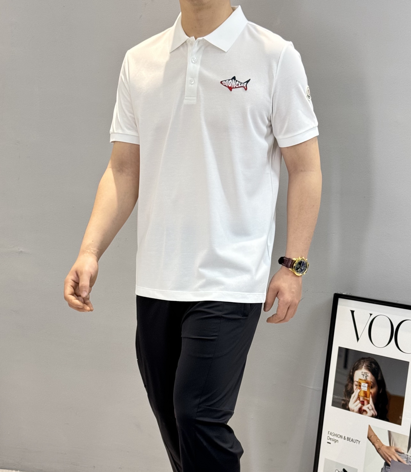 NO:473839,Moncler* 25s new lapel T-shirt. Basic polo recommended~ New small fish style. It reduces age and is energetic!  The cuffs are paired with classic taste and yet elegant, and are clean and pure. The chest is exquisitely made of brand letters fish-shaped embroidery. 100% mercerized bead floor cotton material. The texture is soft, comfortable and delicate. It is very skin-friendly and breathable, and it is quite full, three-dimensional and stylish!  You can control both business and leisure!  Color black, white, blue, code number M-3XL (S and 4XL can be customized) 175/140 jin recommended L, Moncler, tees, t-shirt, hats, alexander wang19860909Moncler*蒙口25s新款翻领T恤.基础款polo推荐～新款小鱼造型.减龄有活力！袖口小帽子搭配经典品味又不失风度,干干净净的纯色.胸口精致品牌字母鱼型绣花.百分百丝光珠地棉材质打造而成,质地柔软舒适细腻,贴身穿着极为亲肤透气,相当的饱满立体有型！商务休闲都可驾驭！颜色黑色.白色.蓝色.码数M-3XL（S和4XL可订做）175/140斤建议L,,Moncler,tees，t-shirt,hats,alexander wang,Men's clothing