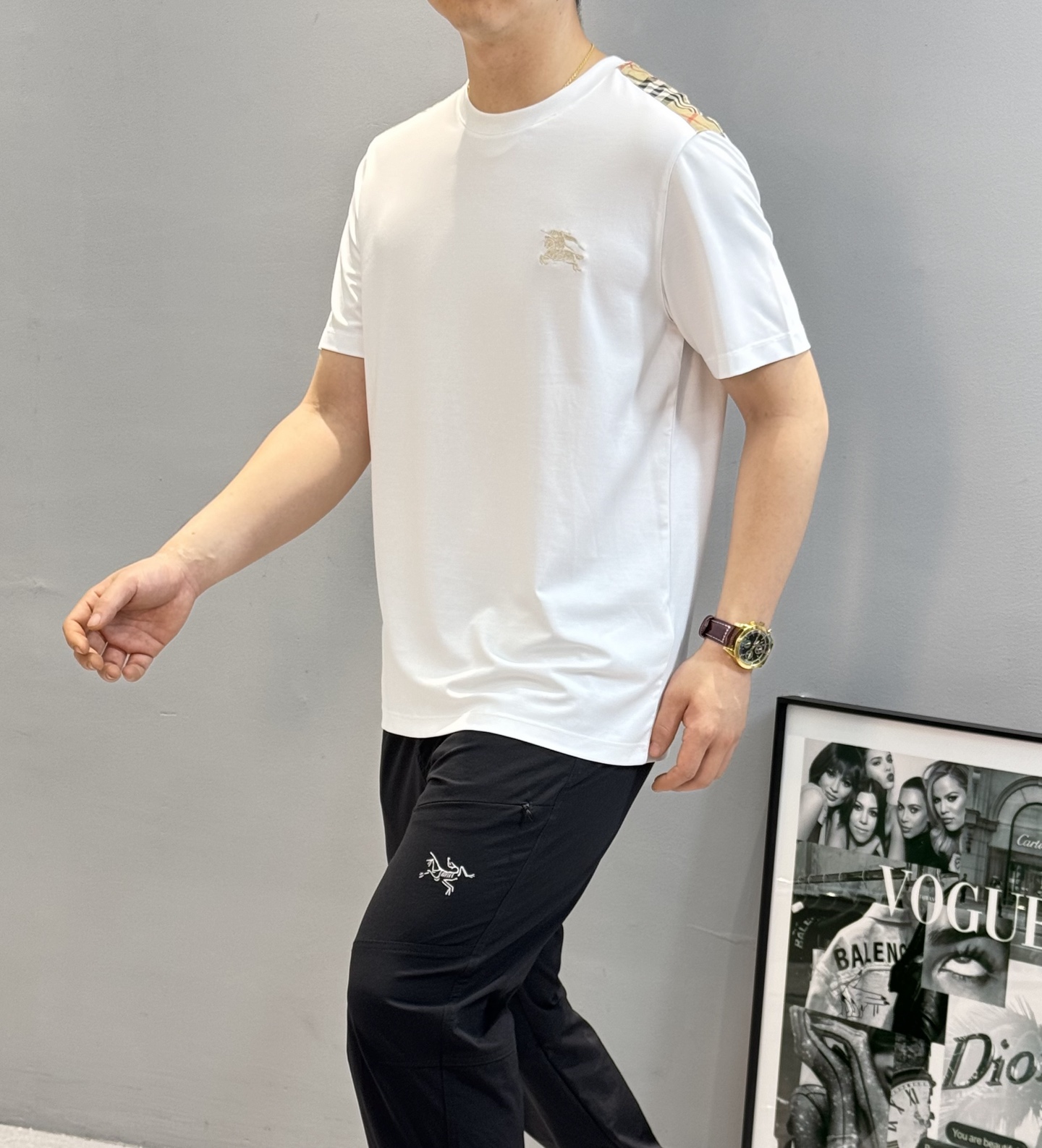 NO:473759,BBR* Burberry 25s mercerated cotton T-shirt. Splicing design. Contrast color classic Burberry plaid matching. Customized 100% mercerated cotton is made of customer-supplied products. The fabric is smooth, soft and comfortable. Three-dimensional embroidery design on the chest. Fashionable and individual, eternal and classic. A super versatile and beautiful style, with three-standard standards. Recommended to buy!  !  !  Color black. White. Number of code M-3XL (175/140 jin recommended L), burberry,tees, t-shirt, alexander wang19860909BBR*巴宝莉25s丝光棉T恤.拼接设计.撞色经典巴宝莉格子搭配.采用客供定制百分百丝光棉.面料垂感顺滑.柔软舒适.胸前立体刺绣设计.时尚又个性,永恒经典.超级百搭好看的一款,三标齐.推荐入手！！！颜色黑色.白色.码数M-3XL（175/140斤建议L）,,burberry,tees，t-shirt,alexander wang,Men's clothing