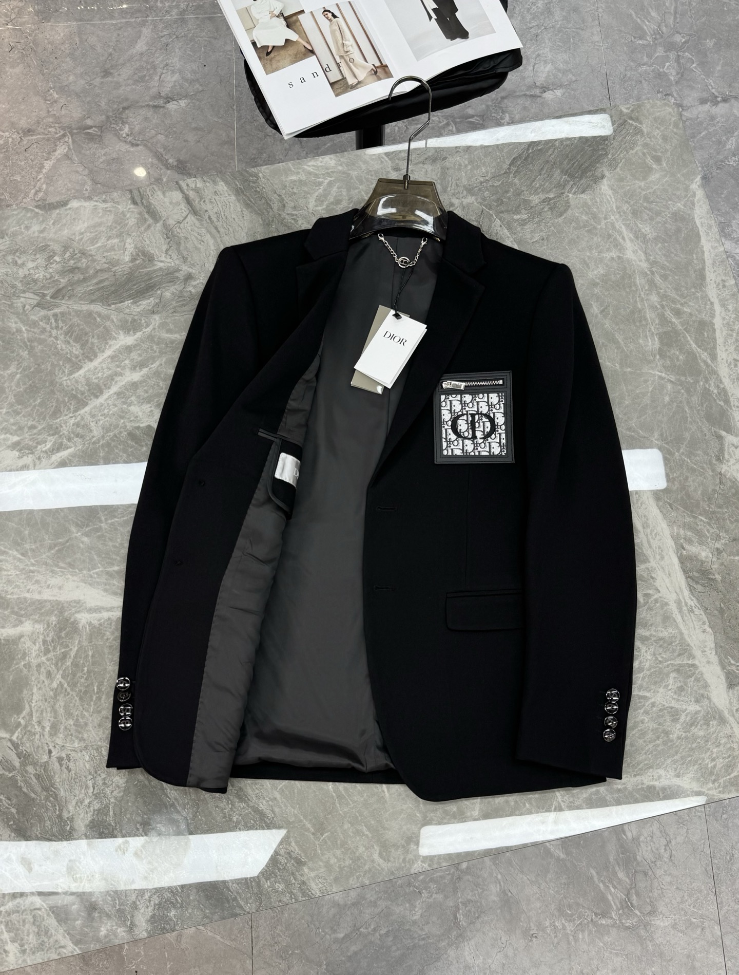 DIO*R迪奥*25s新款休闲西服外套👨🏻精品推荐👍🏻外贸公司订单！胸口精致CD字母绣花皮牌工艺.搭配原