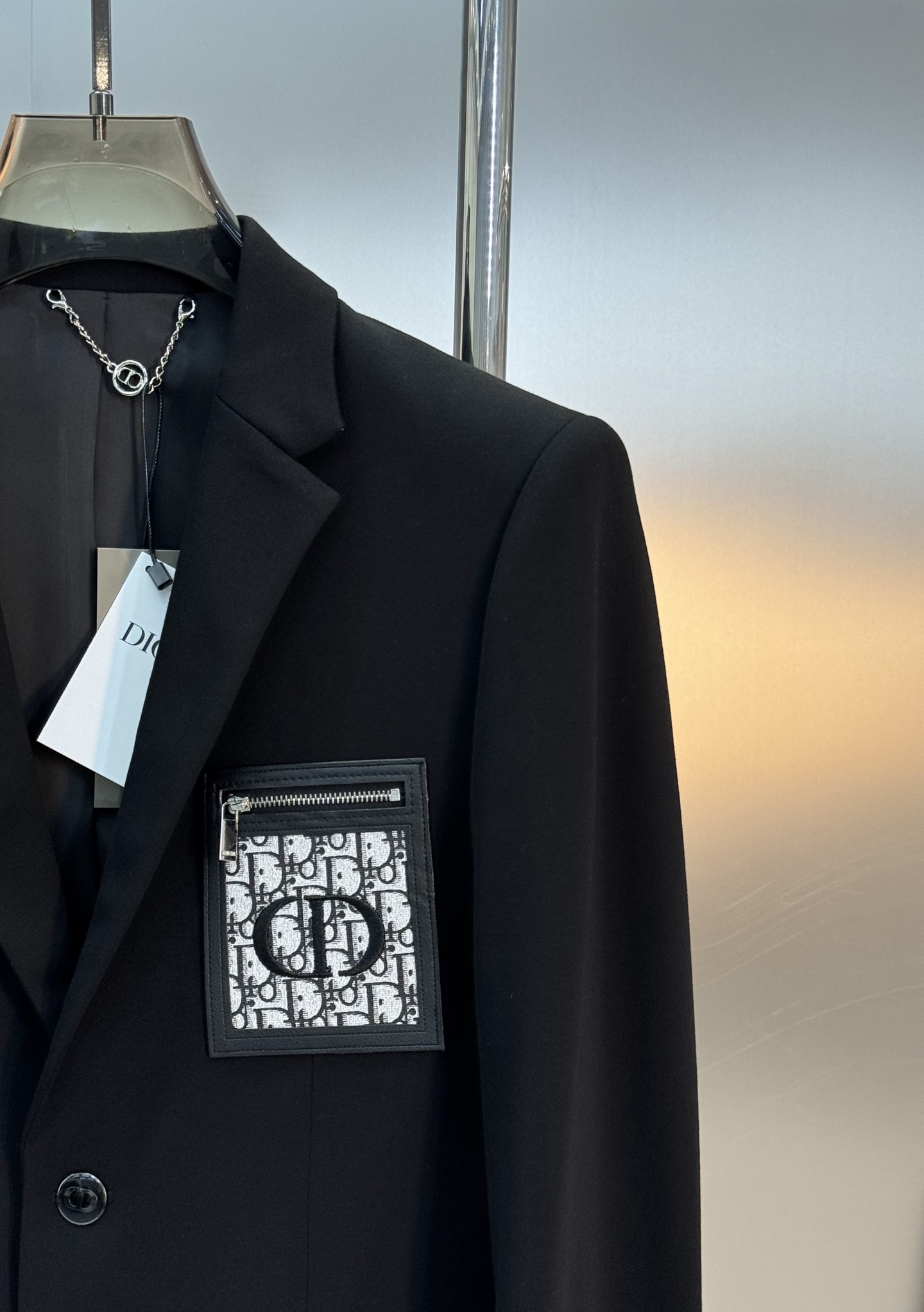 DIO*R迪奥*25s新款休闲西服外套👨🏻精品推荐👍🏻外贸公司订单！胸口精致CD字母绣花皮牌工艺.搭配原