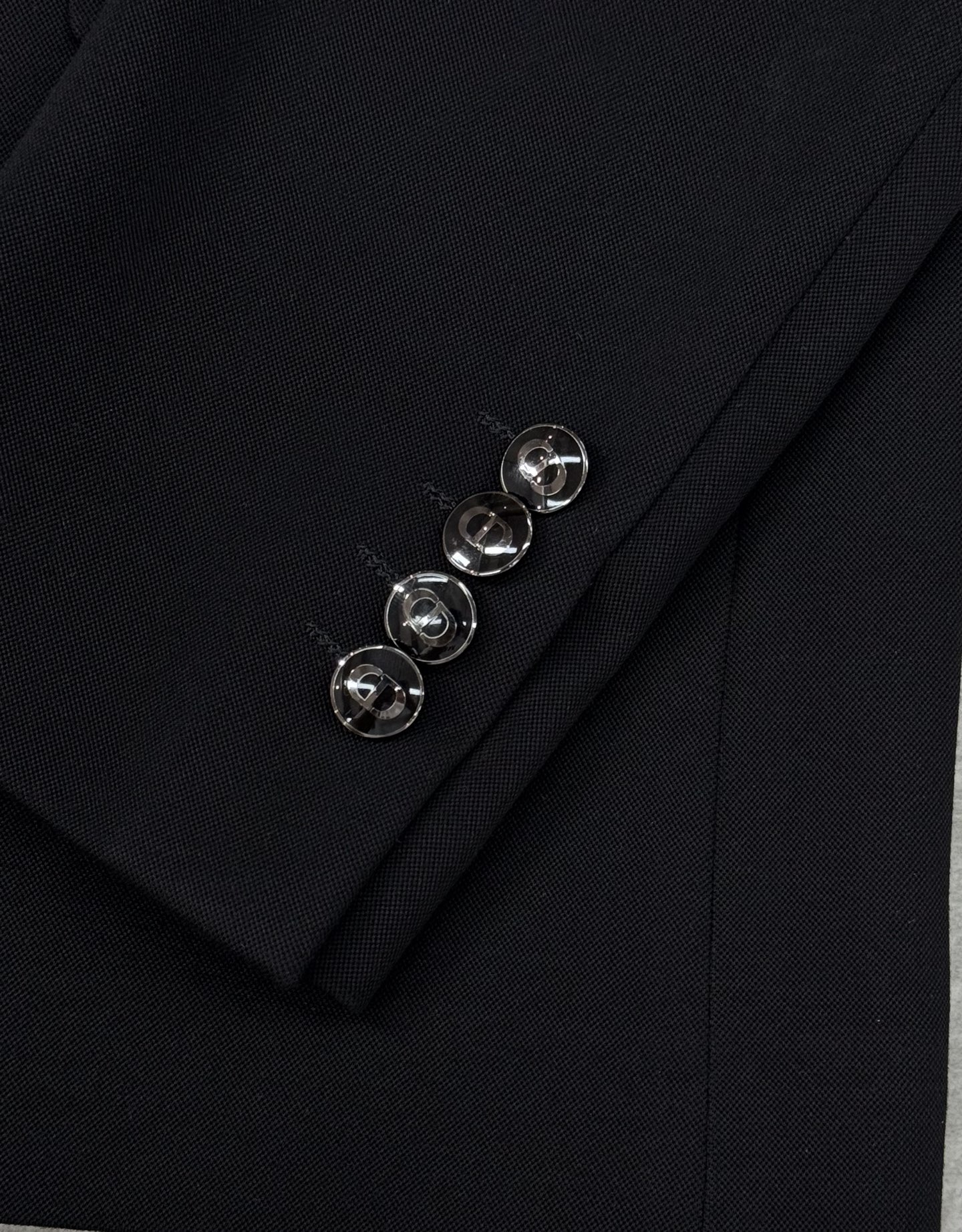 DIO*R迪奥*25s新款休闲西服外套👨🏻精品推荐👍🏻外贸公司订单！胸口精致CD字母绣花皮牌工艺.搭配原