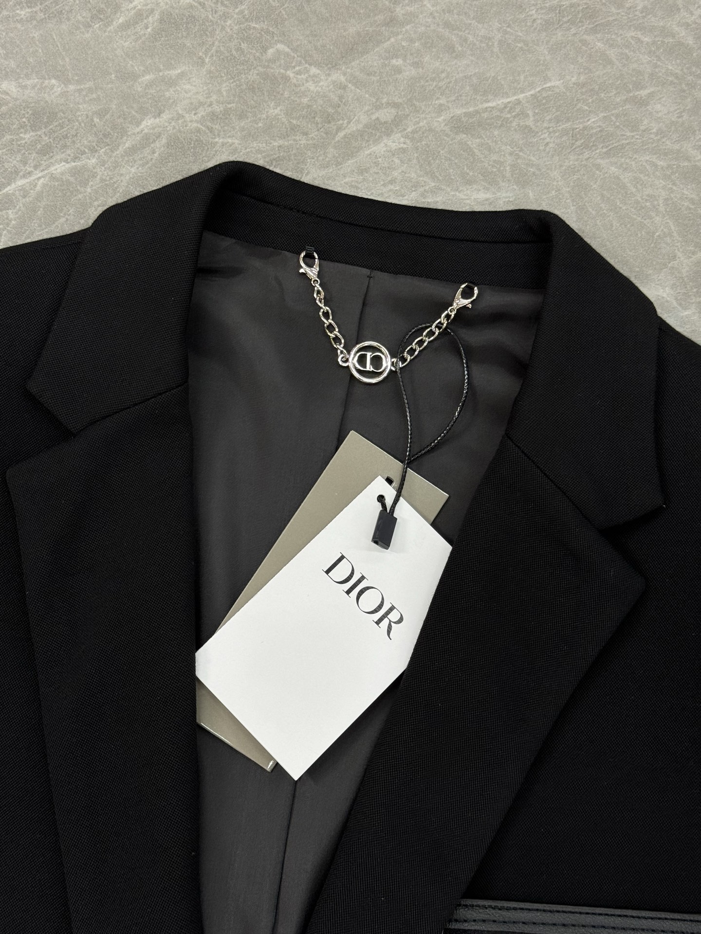 DIO*R迪奥*25s新款休闲西服外套👨🏻精品推荐👍🏻外贸公司订单！胸口精致CD字母绣花皮牌工艺.搭配原