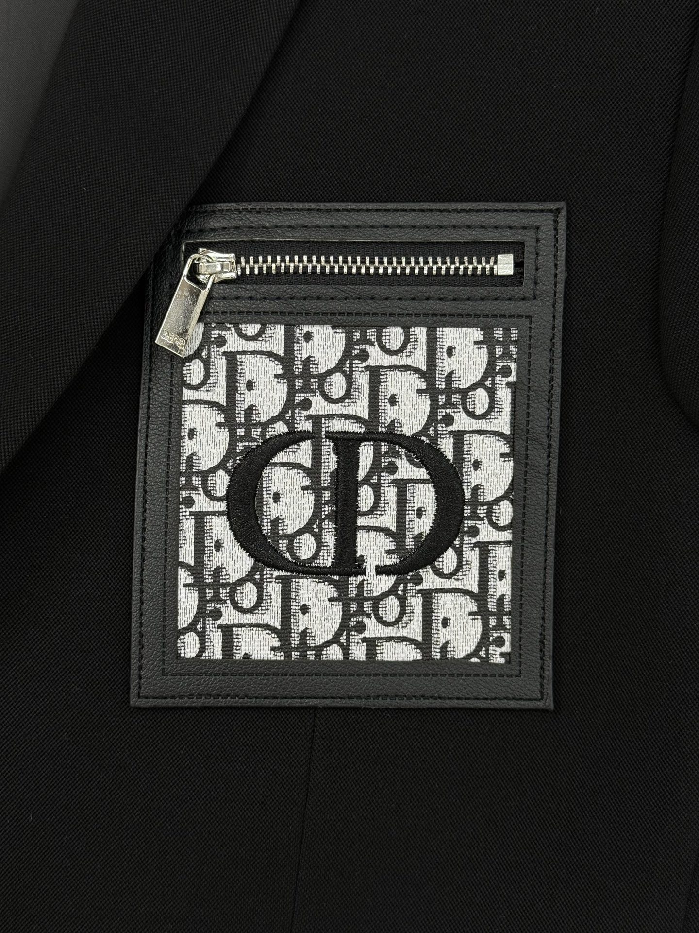 DIO*R迪奥*25s新款休闲西服外套👨🏻精品推荐👍🏻外贸公司订单！胸口精致CD字母绣花皮牌工艺.搭配原