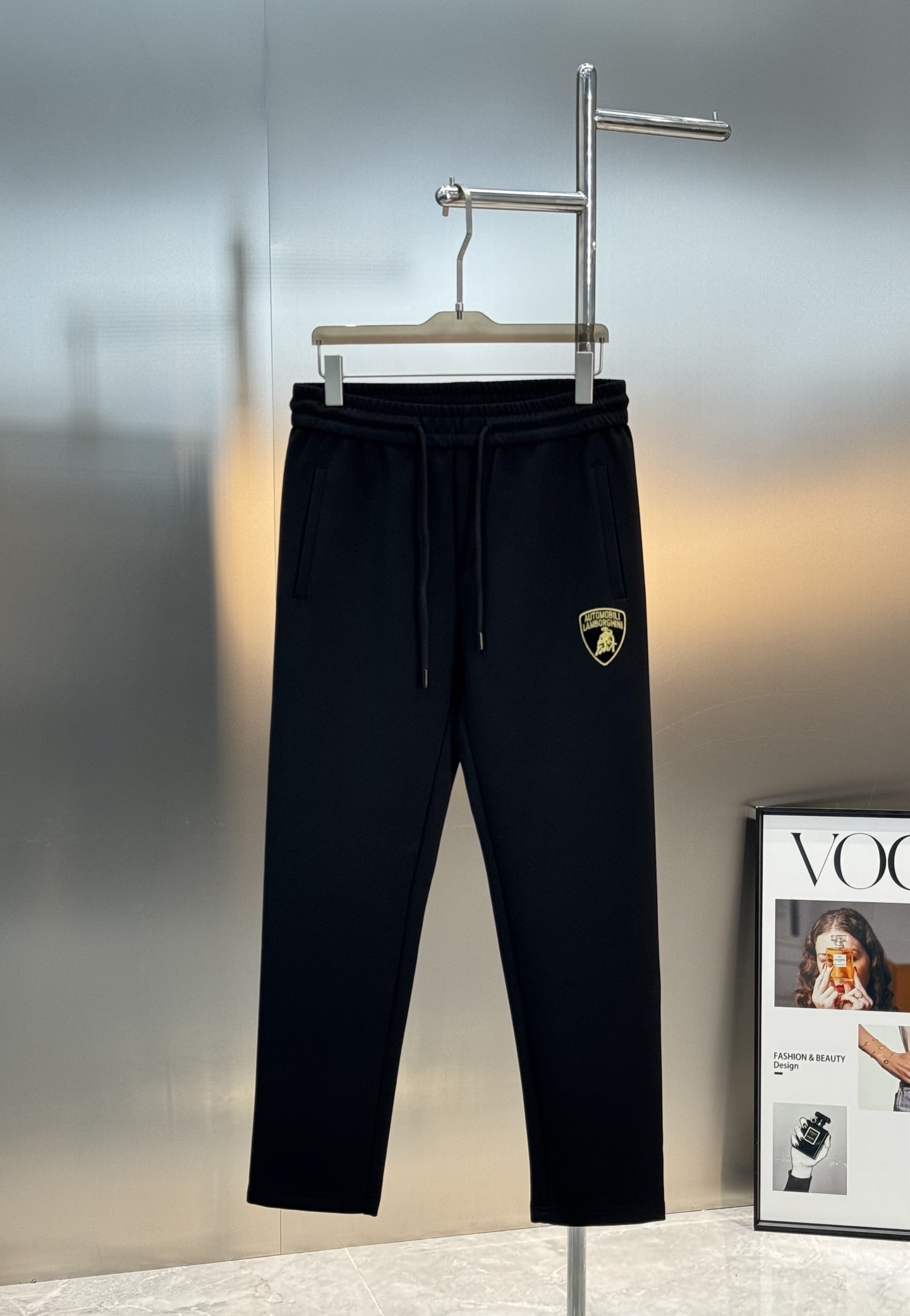 Balenciaga*联名兰博基尼25s男士休闲裤.口袋下方经典兰博基尼标识.面料轻薄柔软.最主要就是一