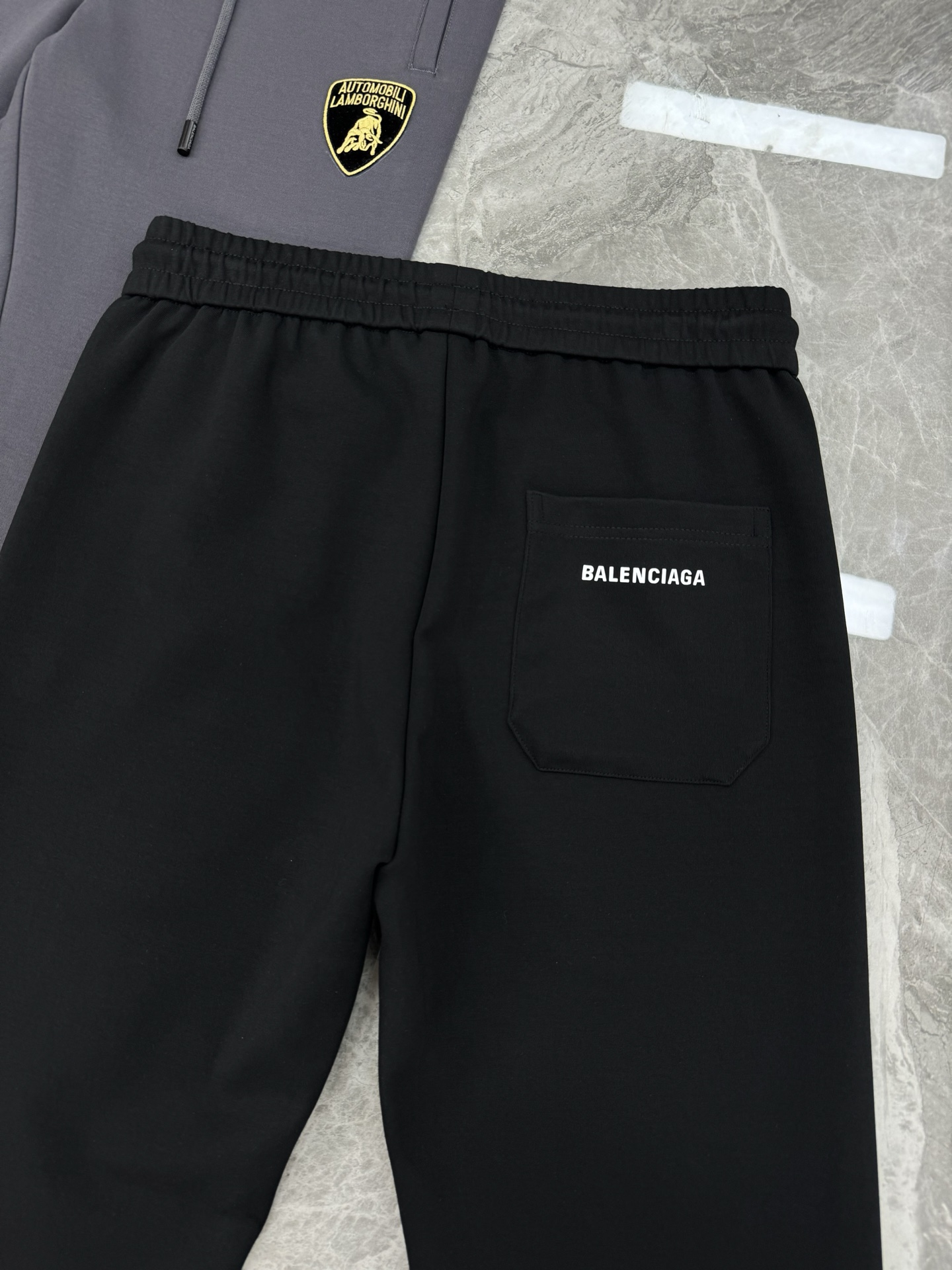 Balenciaga*联名兰博基尼25s男士休闲裤.口袋下方经典兰博基尼标识.面料轻薄柔软.最主要就是一