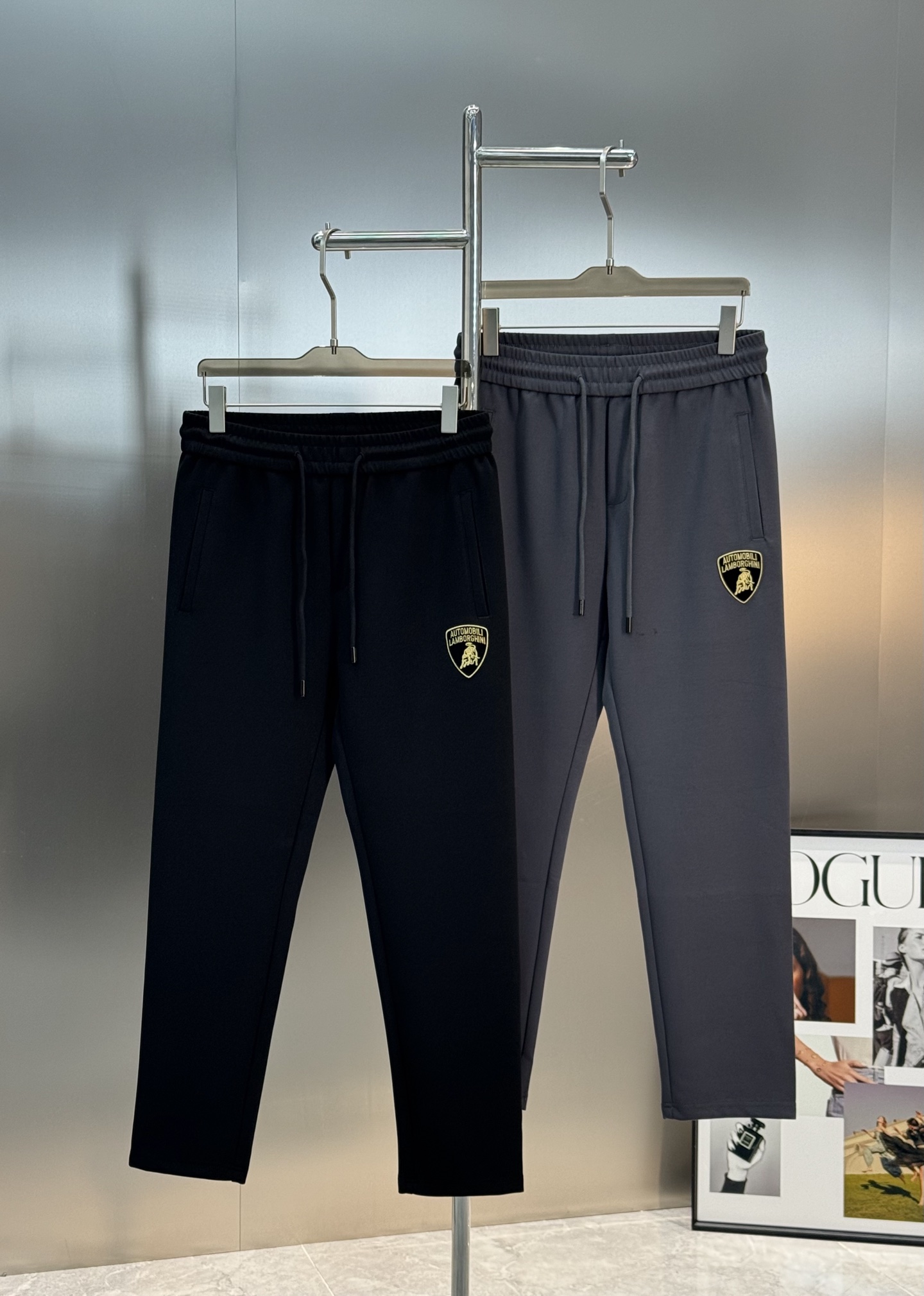 Balenciaga*联名兰博基尼25s男士休闲裤.口袋下方经典兰博基尼标识.面料轻薄柔软.最主要就是一