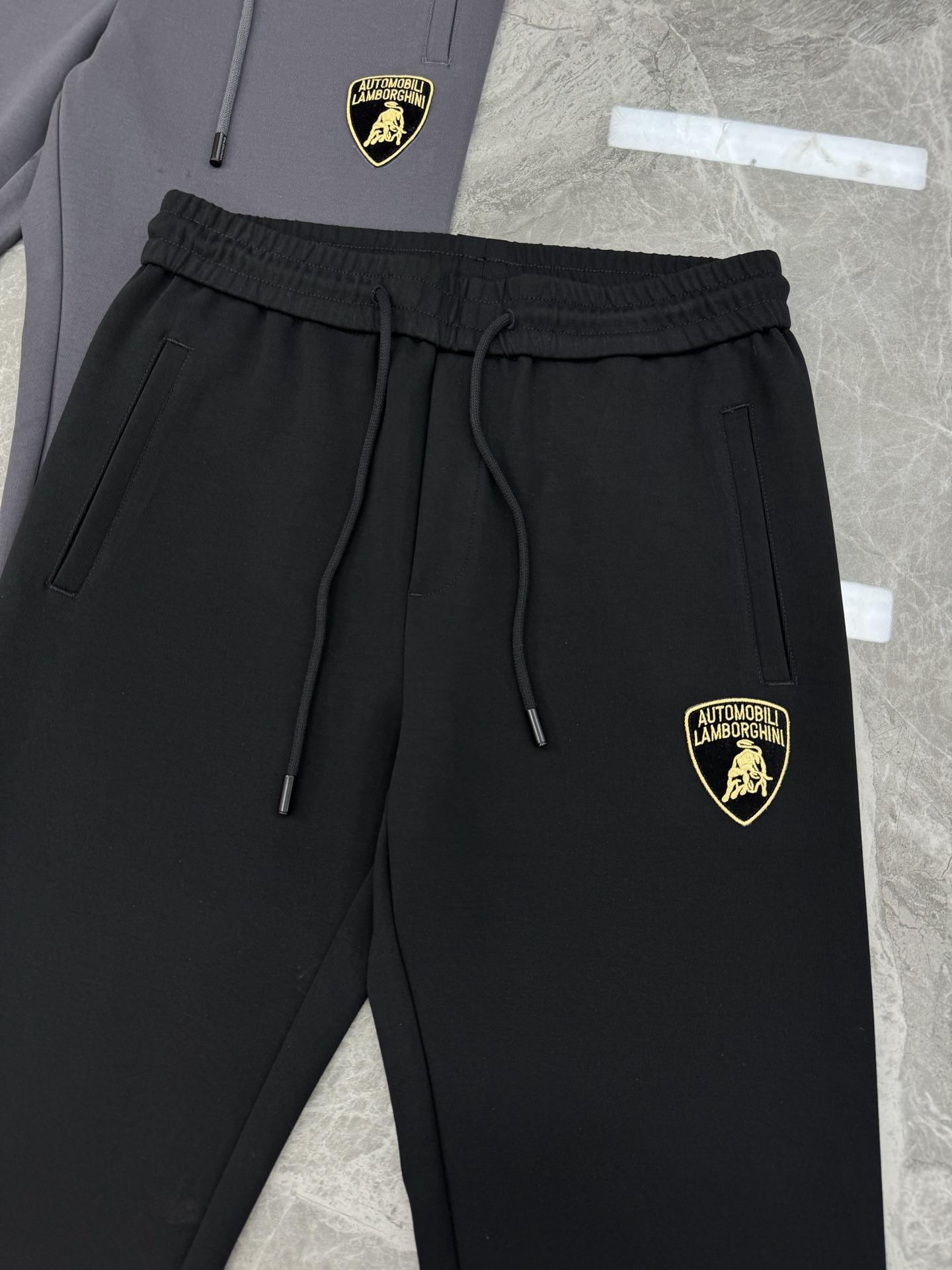 Balenciaga*联名兰博基尼25s男士休闲裤.口袋下方经典兰博基尼标识.面料轻薄柔软.最主要就是一