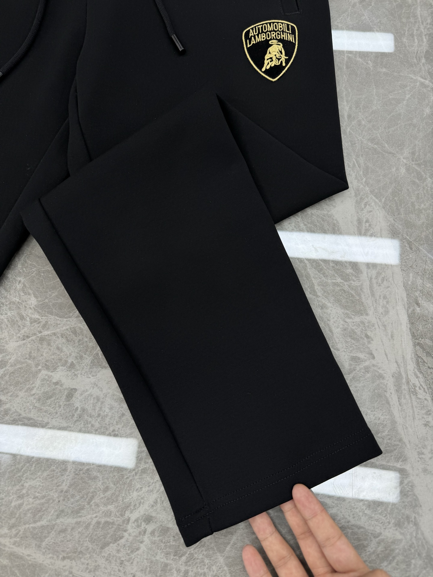 Balenciaga*联名兰博基尼25s男士休闲裤.口袋下方经典兰博基尼标识.面料轻薄柔软.最主要就是一