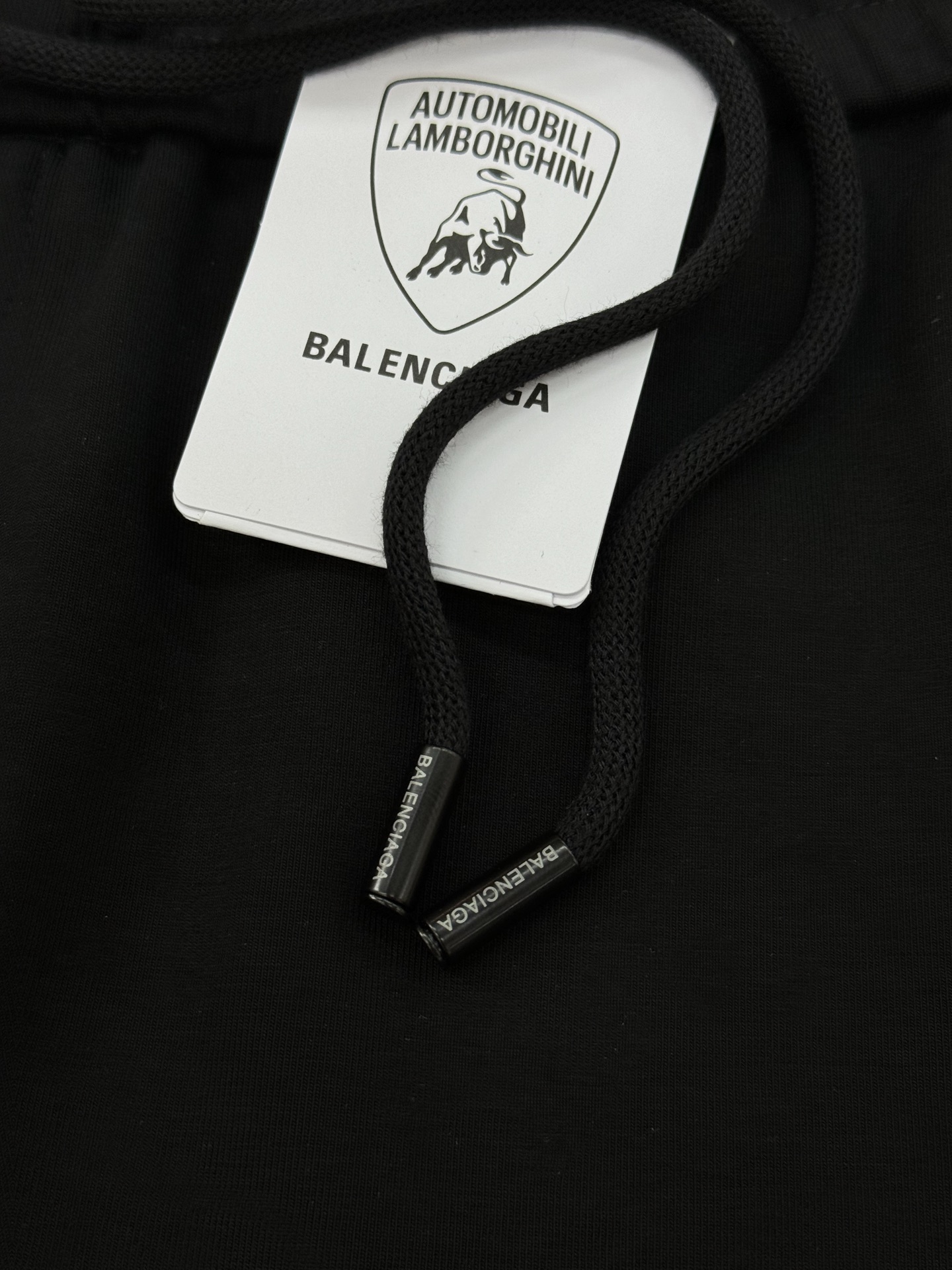 Balenciaga*联名兰博基尼25s男士休闲裤.口袋下方经典兰博基尼标识.面料轻薄柔软.最主要就是一