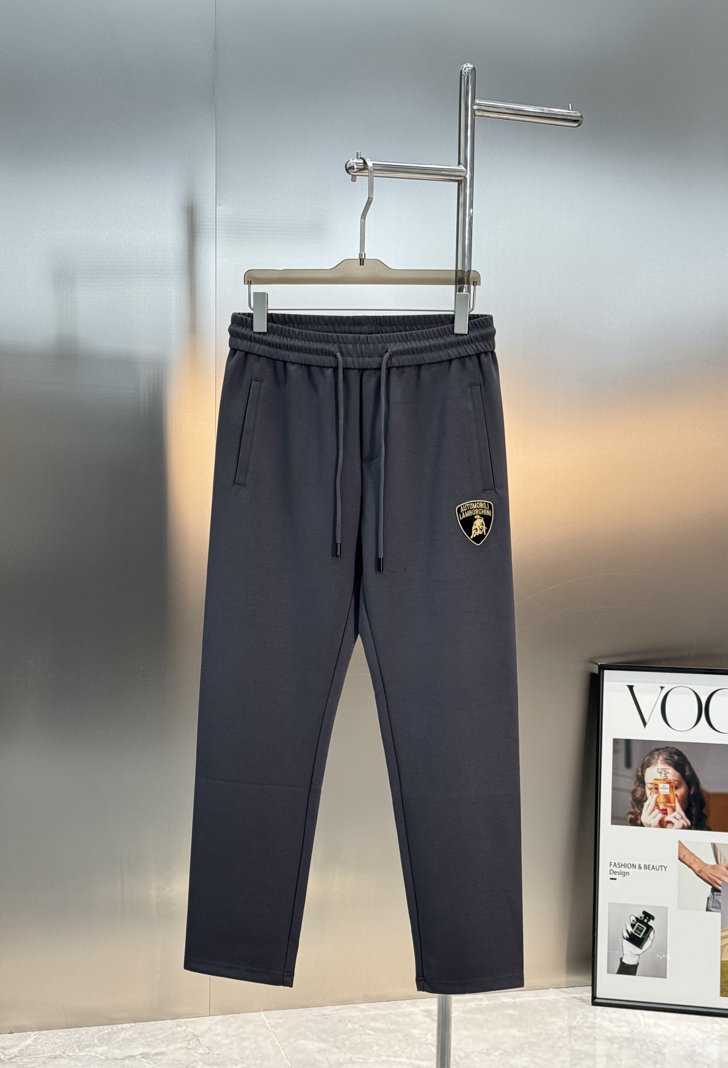 Balenciaga*联名兰博基尼25s男士休闲裤.口袋下方经典兰博基尼标识.面料轻薄柔软.最主要就是一