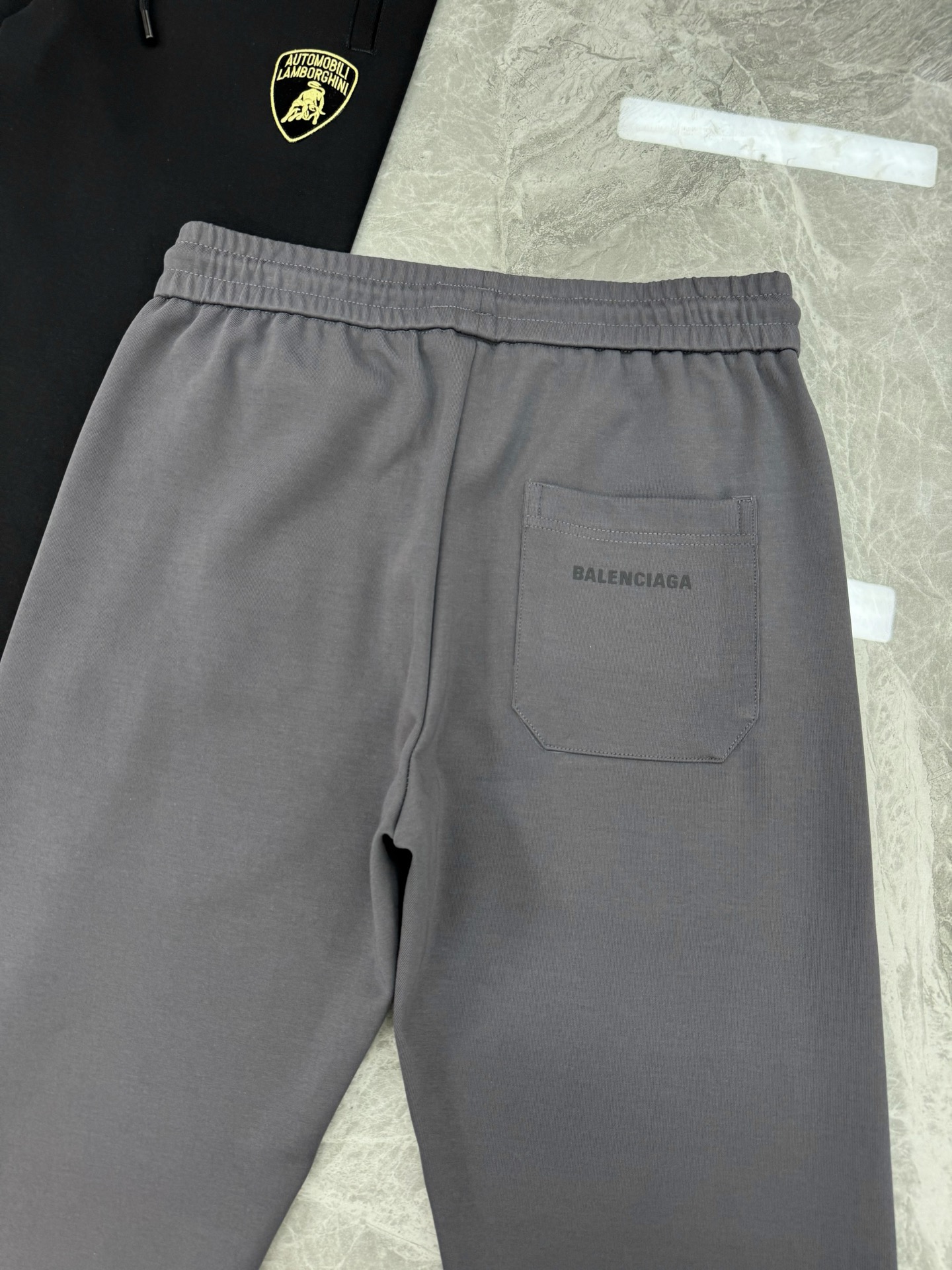Balenciaga*联名兰博基尼25s男士休闲裤.口袋下方经典兰博基尼标识.面料轻薄柔软.最主要就是一