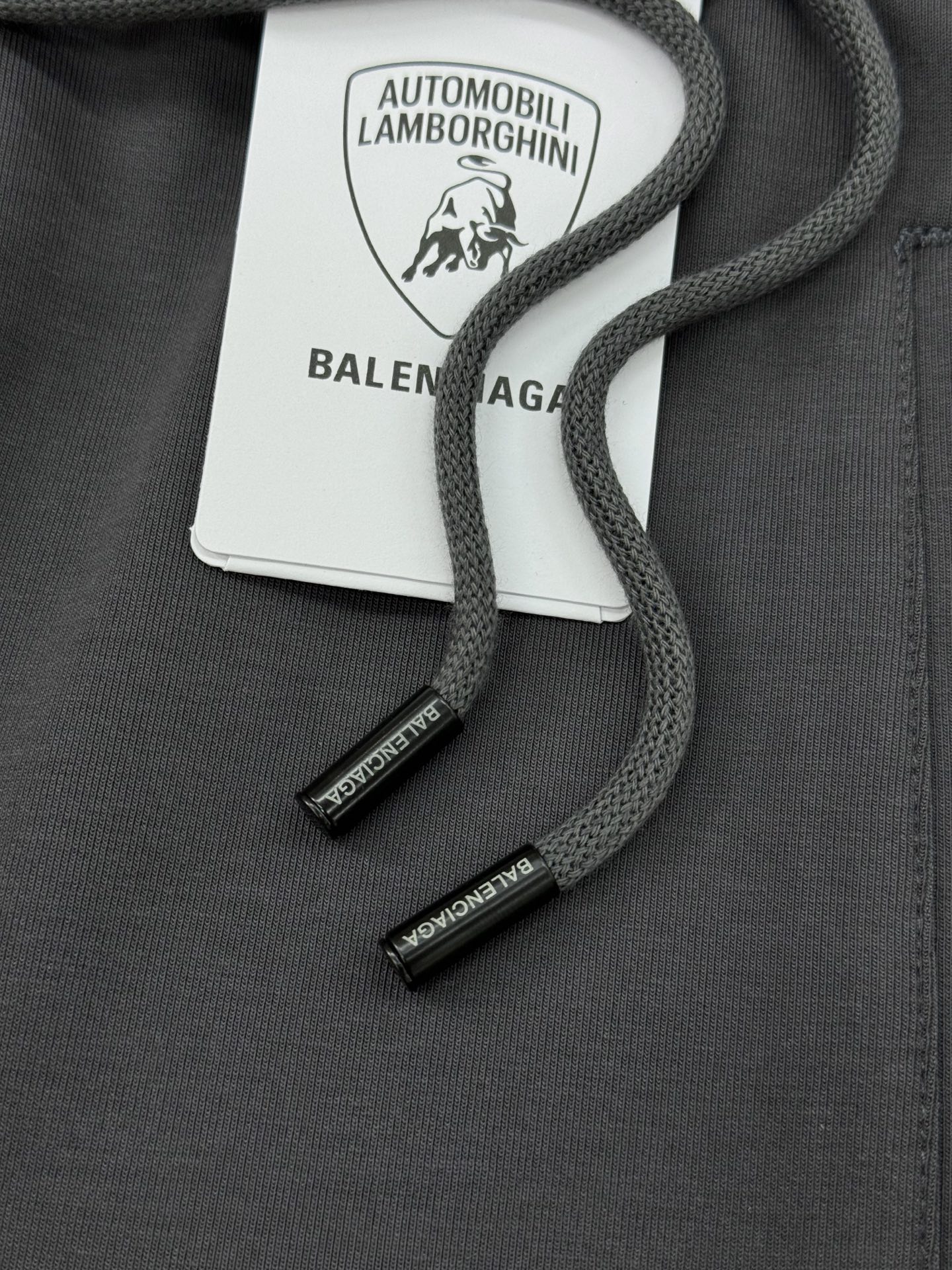 Balenciaga*联名兰博基尼25s男士休闲裤.口袋下方经典兰博基尼标识.面料轻薄柔软.最主要就是一