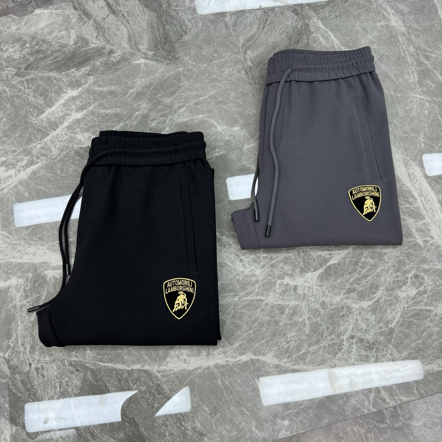 Balenciaga*联名兰博基尼25s男士休闲裤.口袋下方经典兰博基尼标识.面料轻薄柔软.最主要就是一