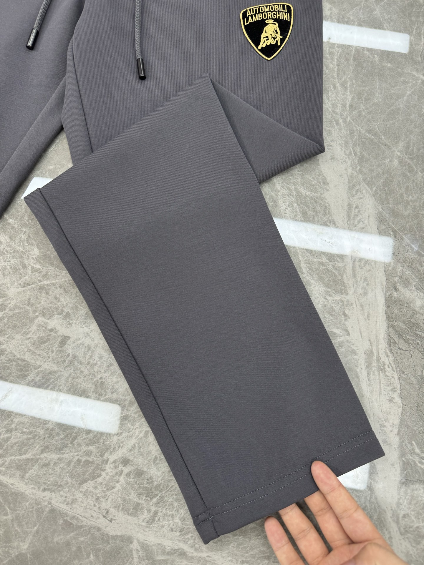 Balenciaga*联名兰博基尼25s男士休闲裤.口袋下方经典兰博基尼标识.面料轻薄柔软.最主要就是一