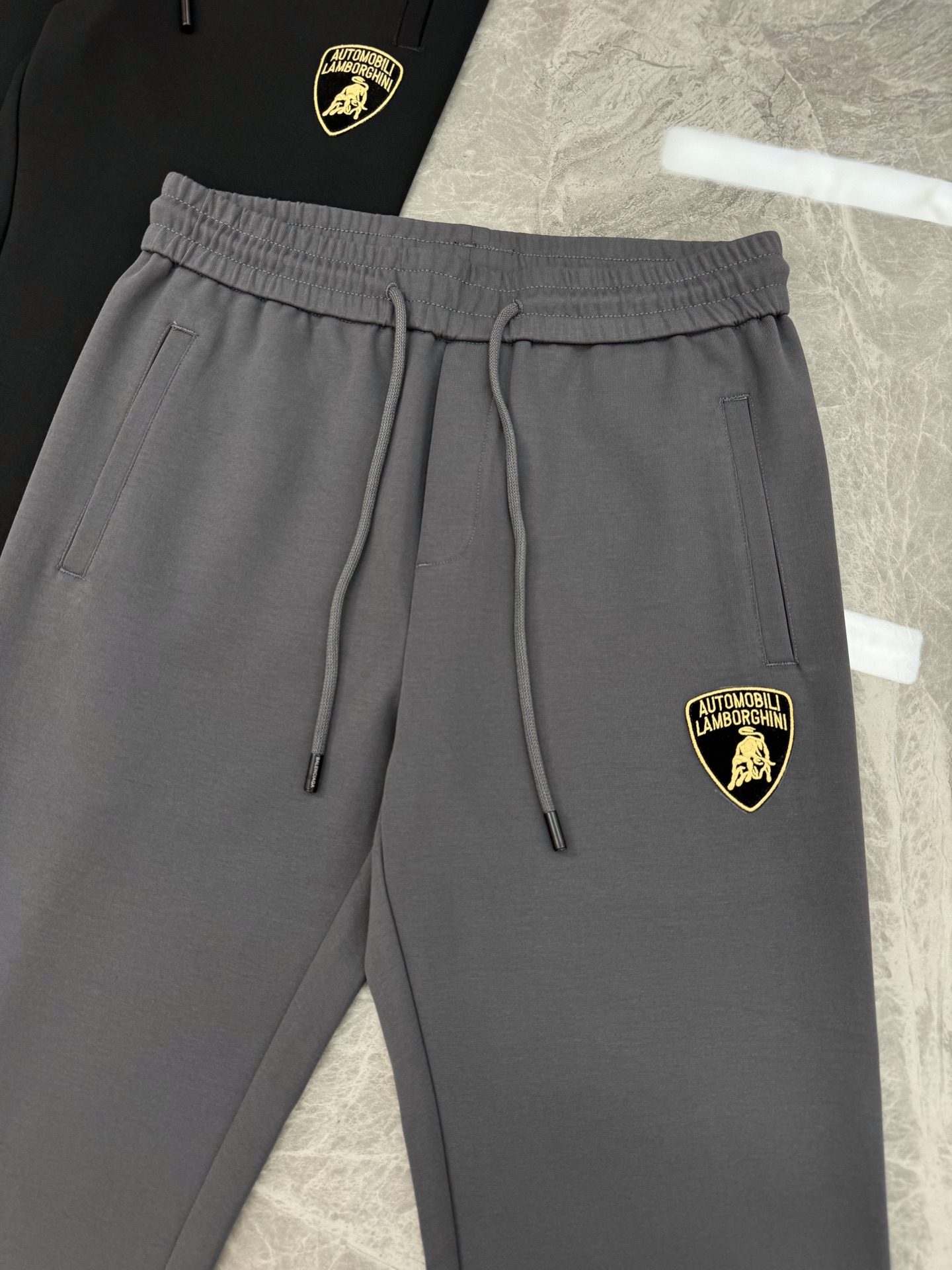 Balenciaga*联名兰博基尼25s男士休闲裤.口袋下方经典兰博基尼标识.面料轻薄柔软.最主要就是一