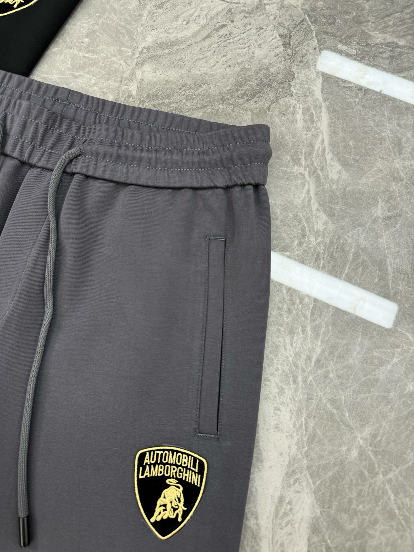 Balenciaga*联名兰博基尼25s男士休闲裤.口袋下方经典兰博基尼标识.面料轻薄柔软.最主要就是一