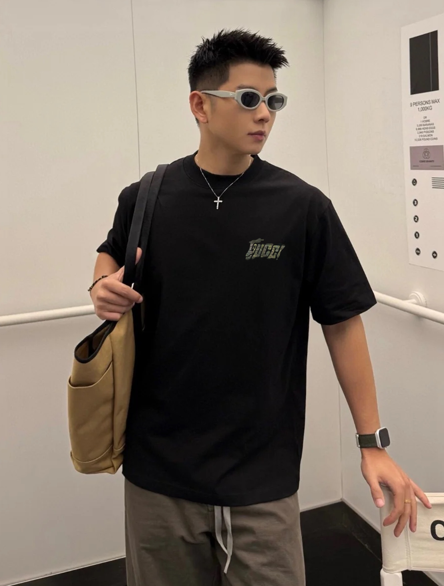 GUCC*潮牌25s新款圆领T恤.男女同款～潮人必备！胸前定制品牌字母烫画工艺.后背大logo呼应.色彩