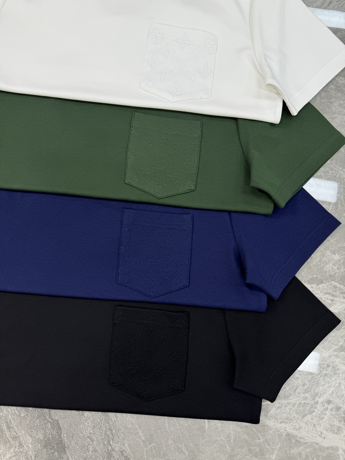 驴牌♦️25s新款男士莫代尔短袖.简单基础款.胸口口袋设计.Lv花型3D立体绣花.本色设计.低调奢华.干