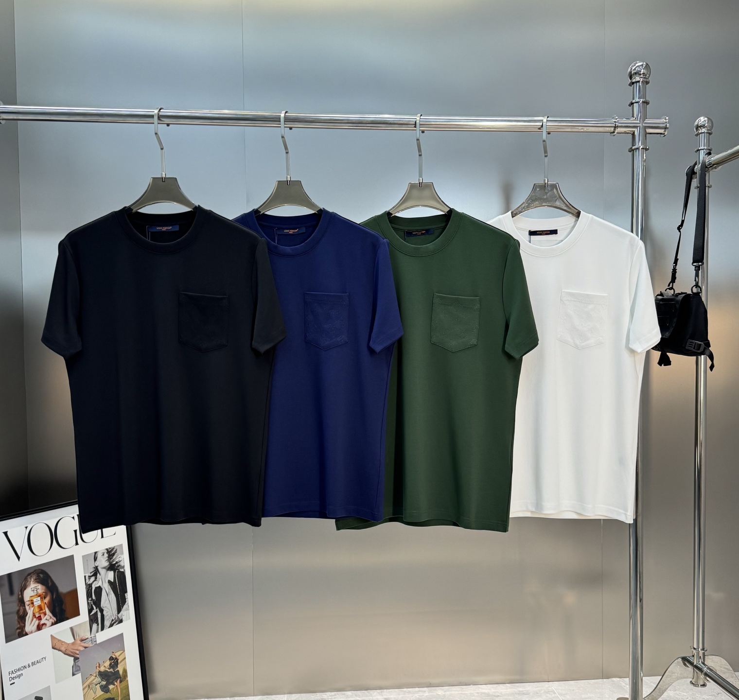 驴牌♦️25s新款男士莫代尔短袖.简单基础款.胸口口袋设计.Lv花型3D立体绣花.本色设计.低调奢华.干