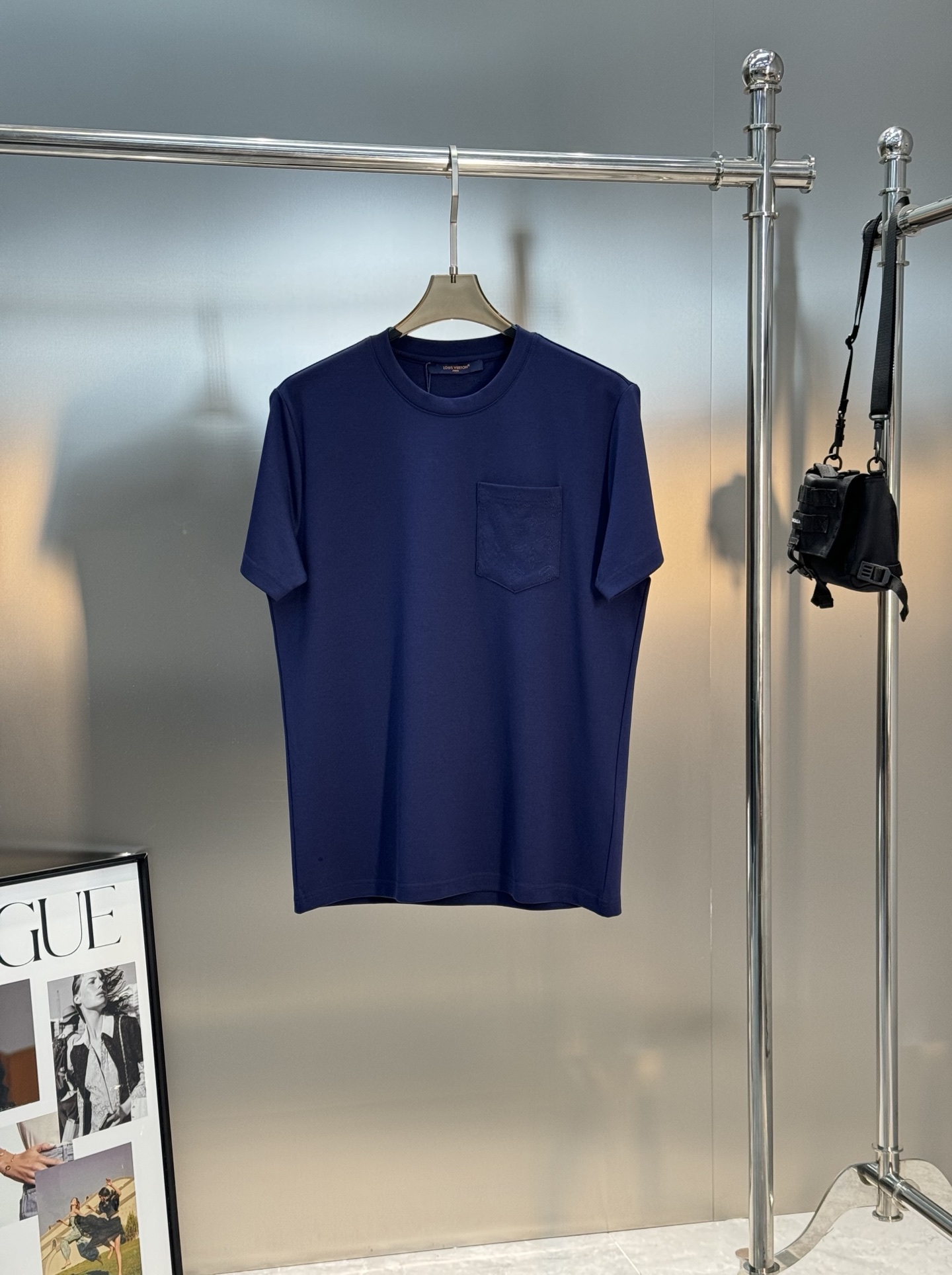 驴牌♦️25s新款男士莫代尔短袖.简单基础款.胸口口袋设计.Lv花型3D立体绣花.本色设计.低调奢华.干