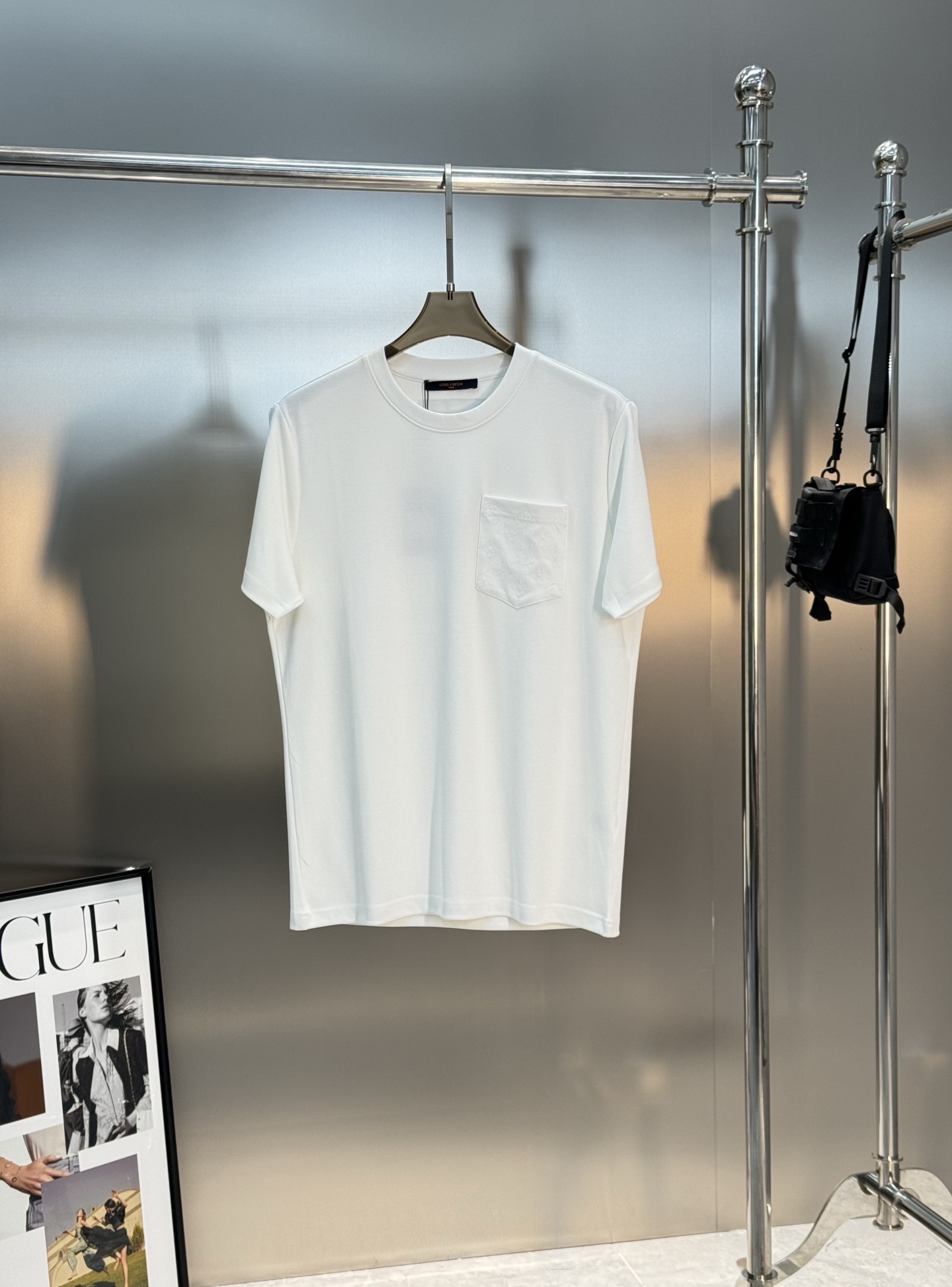 驴牌♦️25s新款男士莫代尔短袖.简单基础款.胸口口袋设计.Lv花型3D立体绣花.本色设计.低调奢华.干