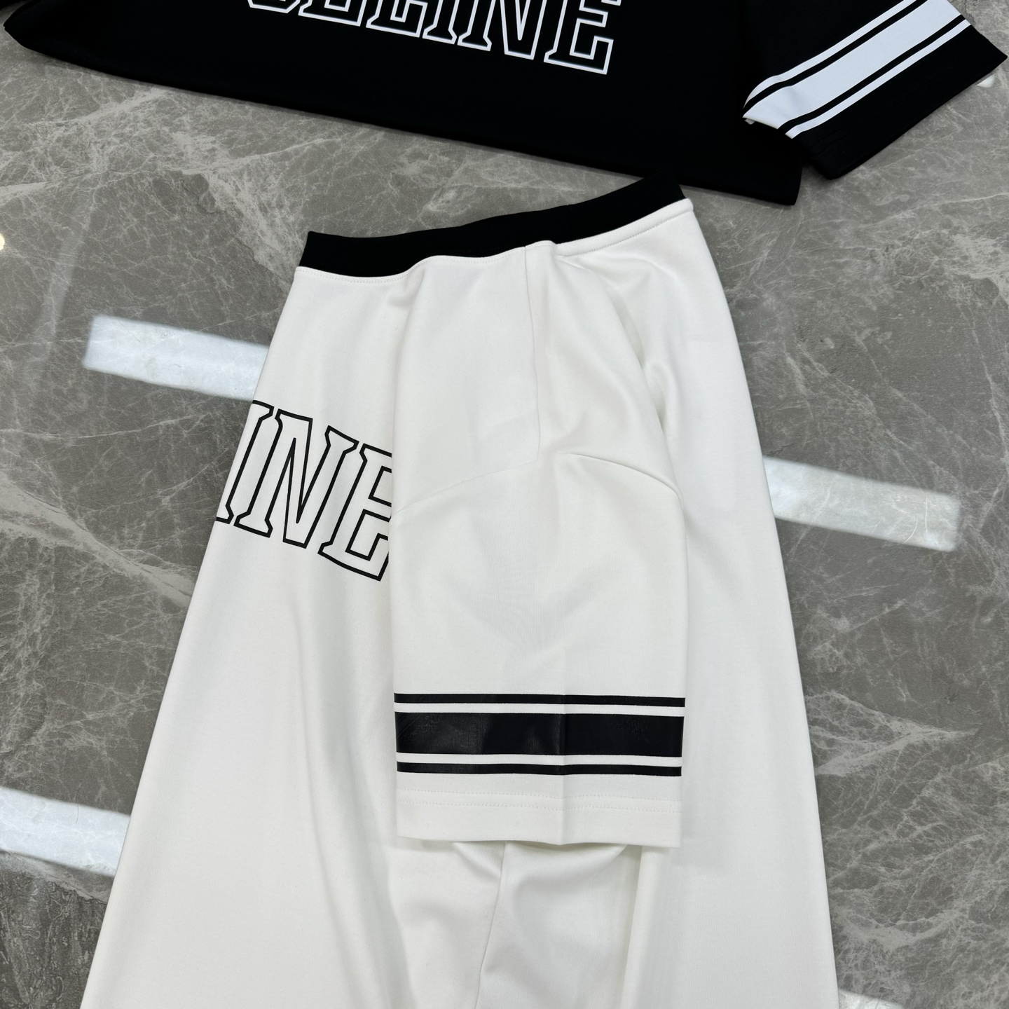 顶级颜值担当！CELINE*塞林25s新品莫代尔T恤.当季颜值担当.领口撞色拼接设计.胸口视觉感字母造型