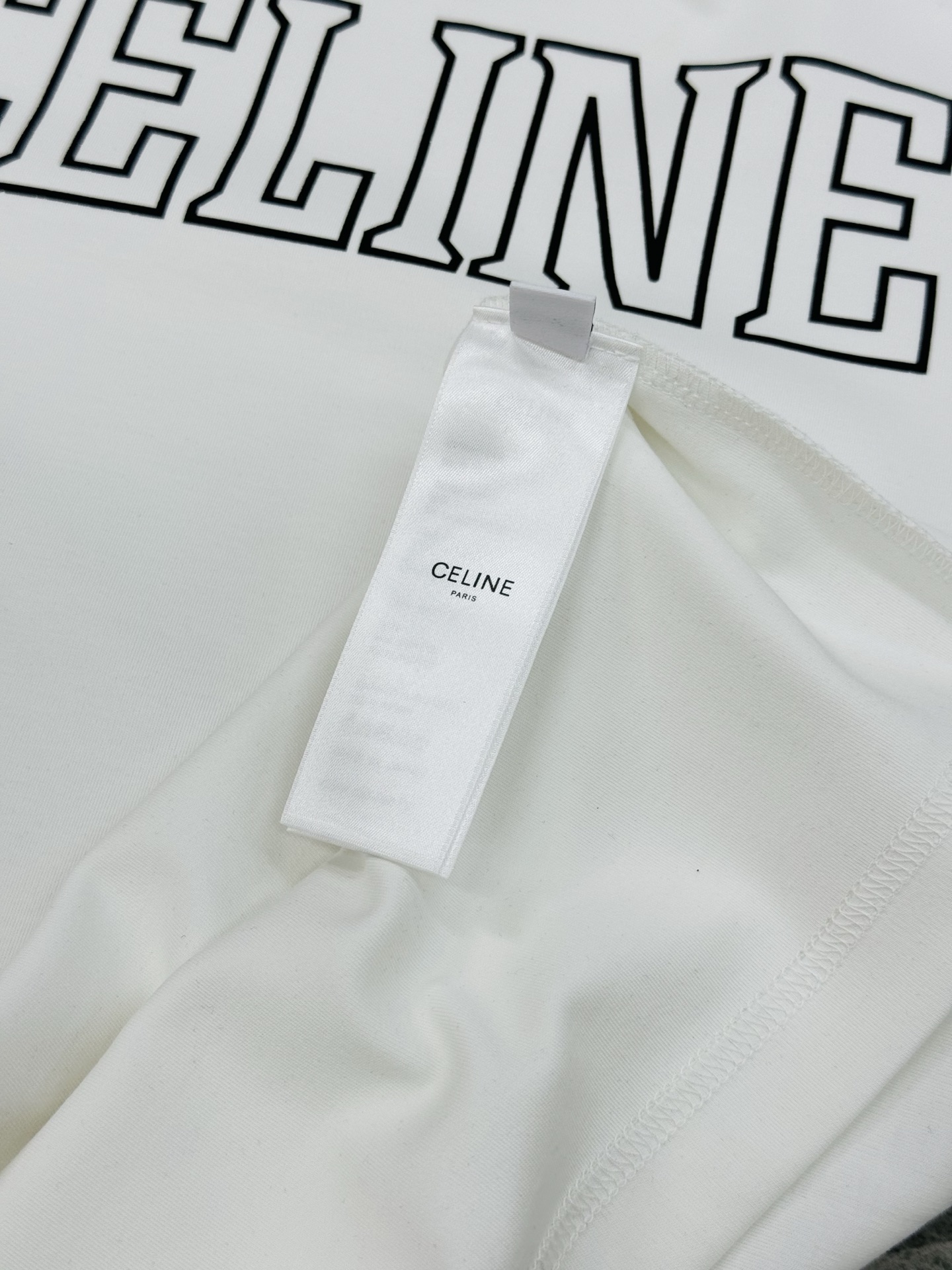 顶级颜值担当！CELINE*塞林25s新品莫代尔T恤.当季颜值担当.领口撞色拼接设计.胸口视觉感字母造型