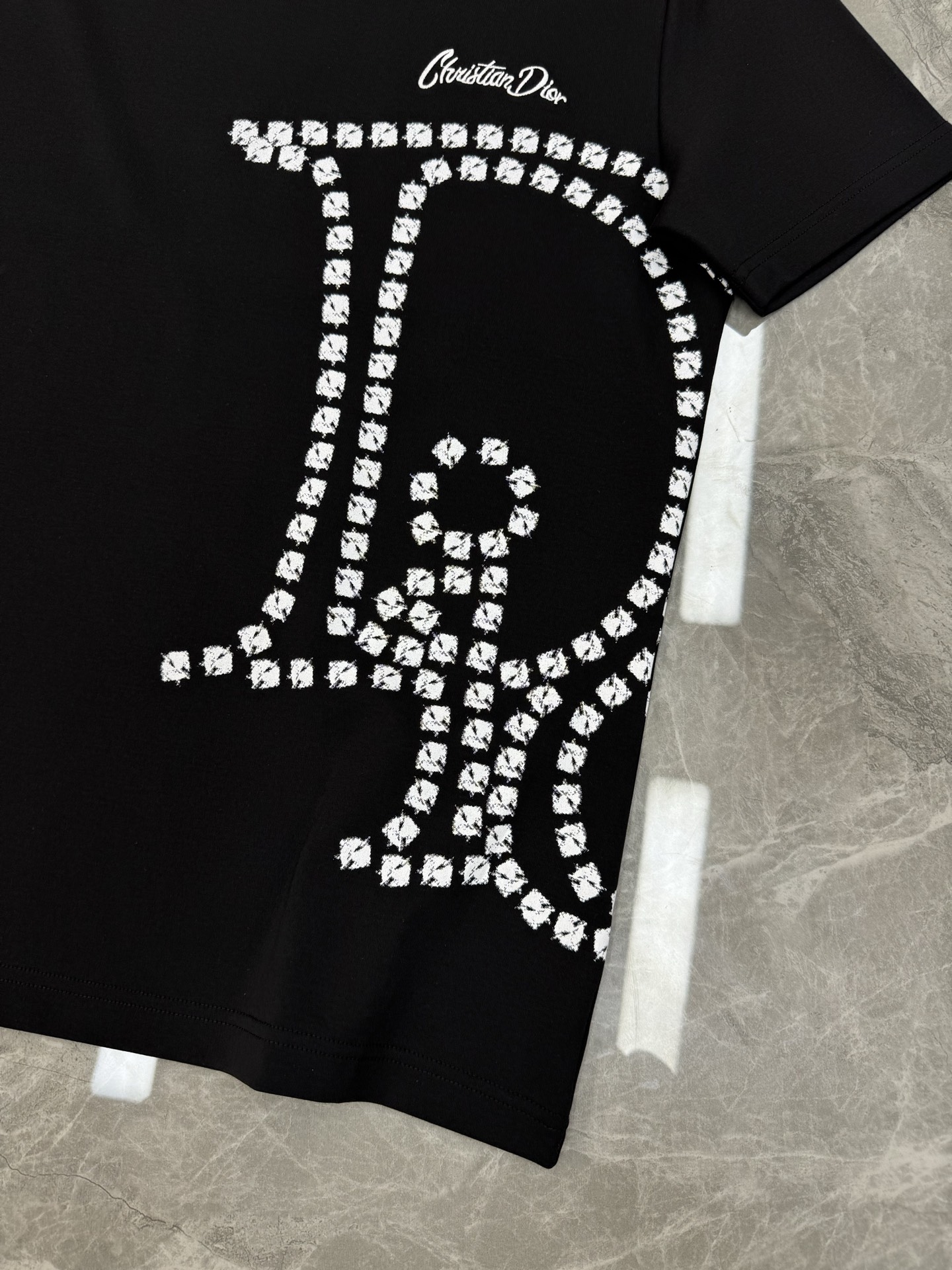 迪奥（Christian Dior）全称克里斯汀·迪奥，25s新款男士莫代尔T恤.立体数码烫画设计.胸口