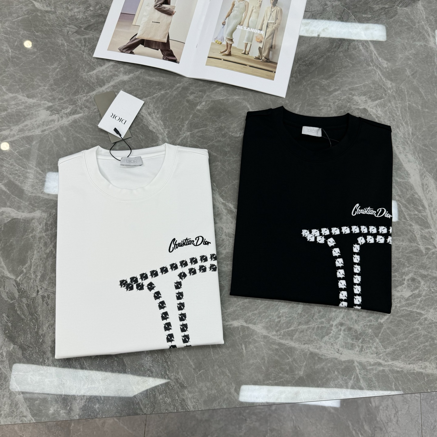 迪奥（Christian Dior）全称克里斯汀·迪奥，25s新款男士莫代尔T恤.立体数码烫画设计.胸口