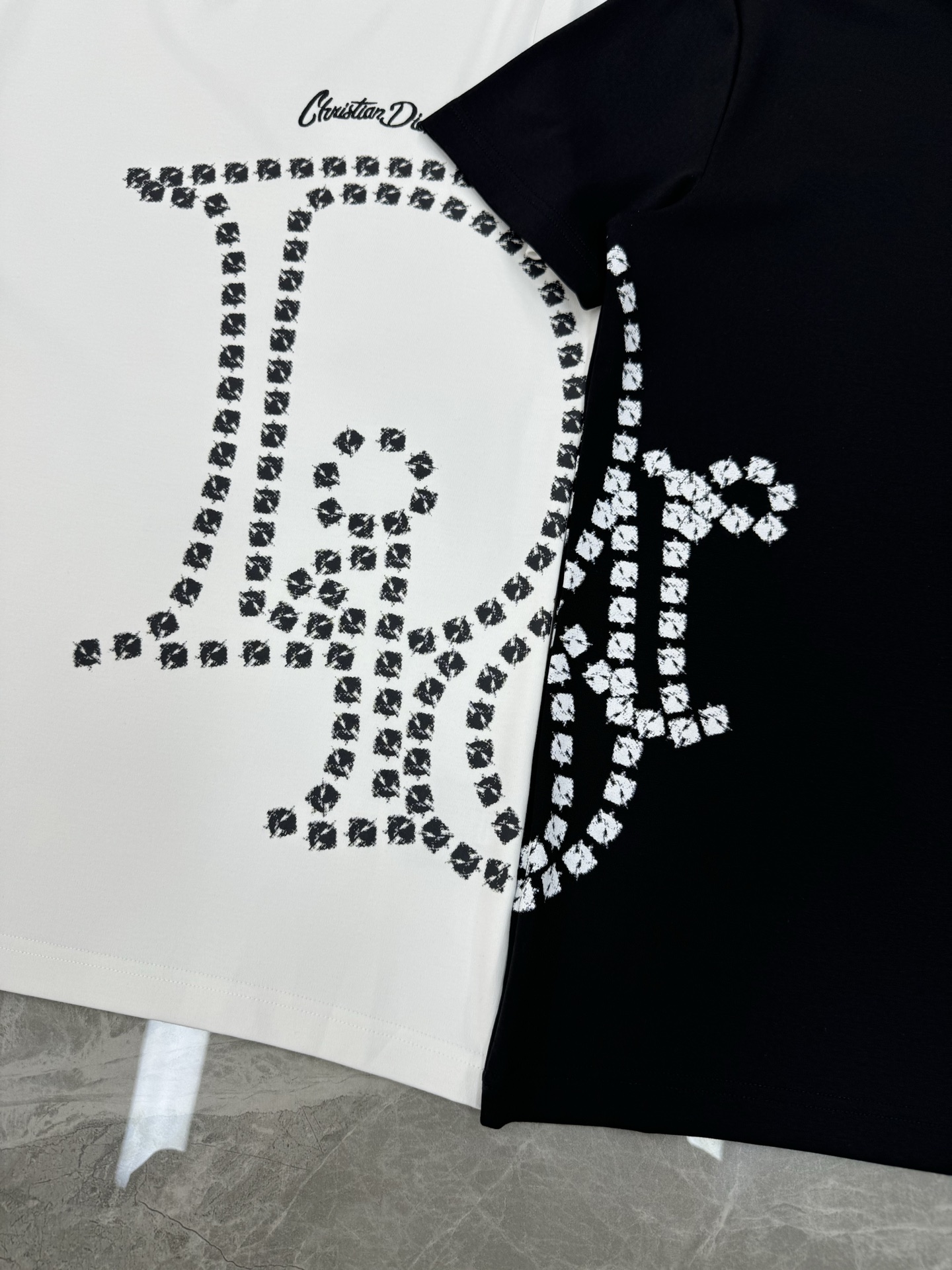 迪奥（Christian Dior）全称克里斯汀·迪奥，25s新款男士莫代尔T恤.立体数码烫画设计.胸口