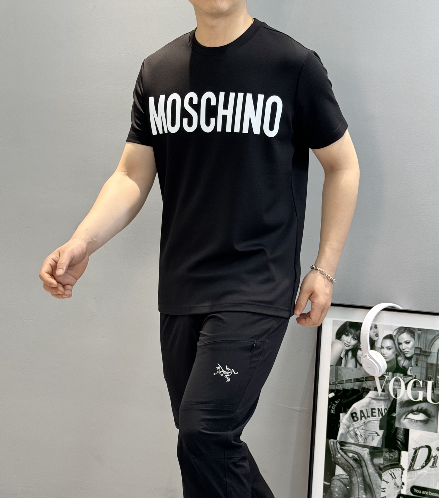 moschino（莫斯奇诺）25s新品莫代尔T恤！品牌字母图形元素点缀衣身，立体烫画设计！质感清晰。采用