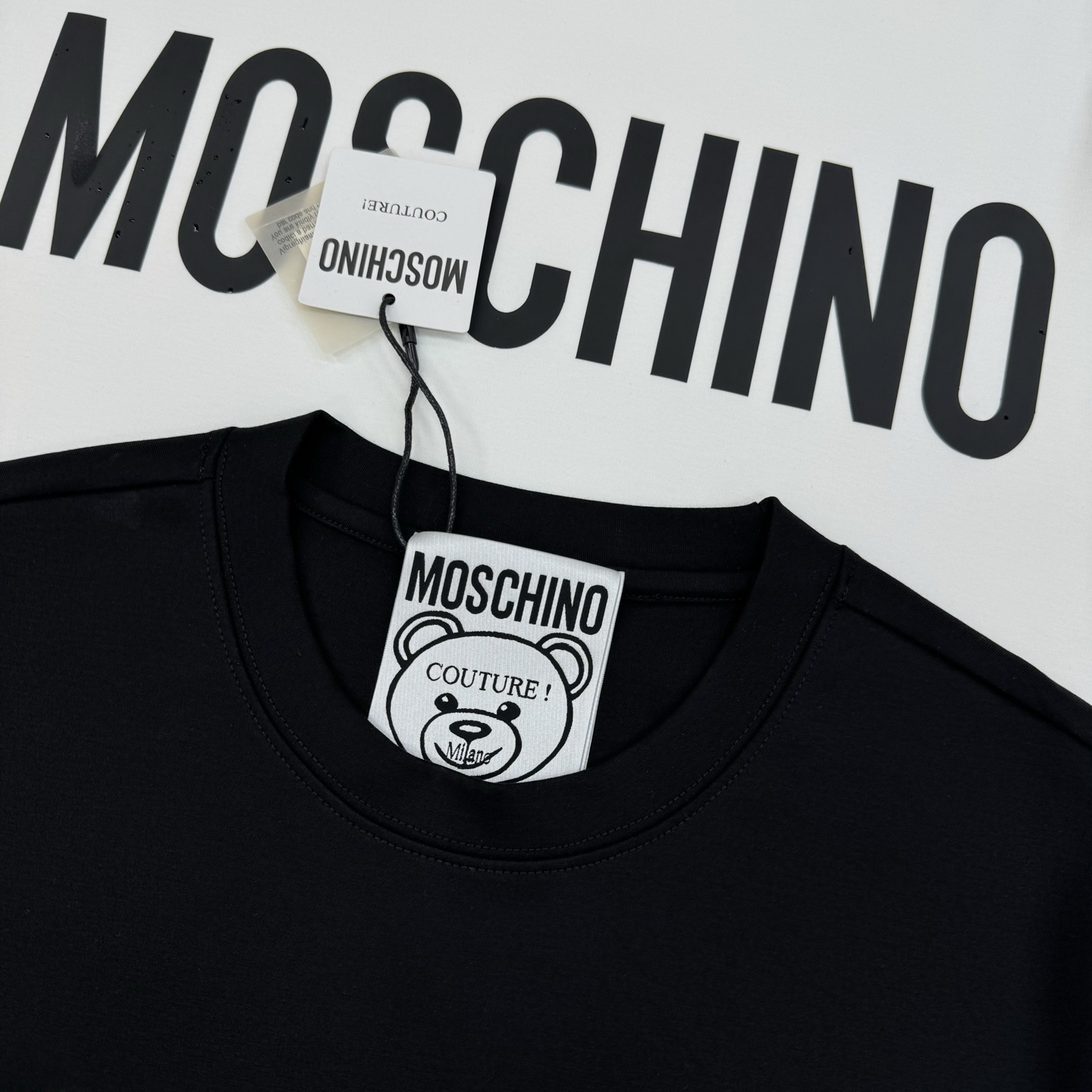moschino（莫斯奇诺）25s新品莫代尔T恤！品牌字母图形元素点缀衣身，立体烫画设计！质感清晰。采用