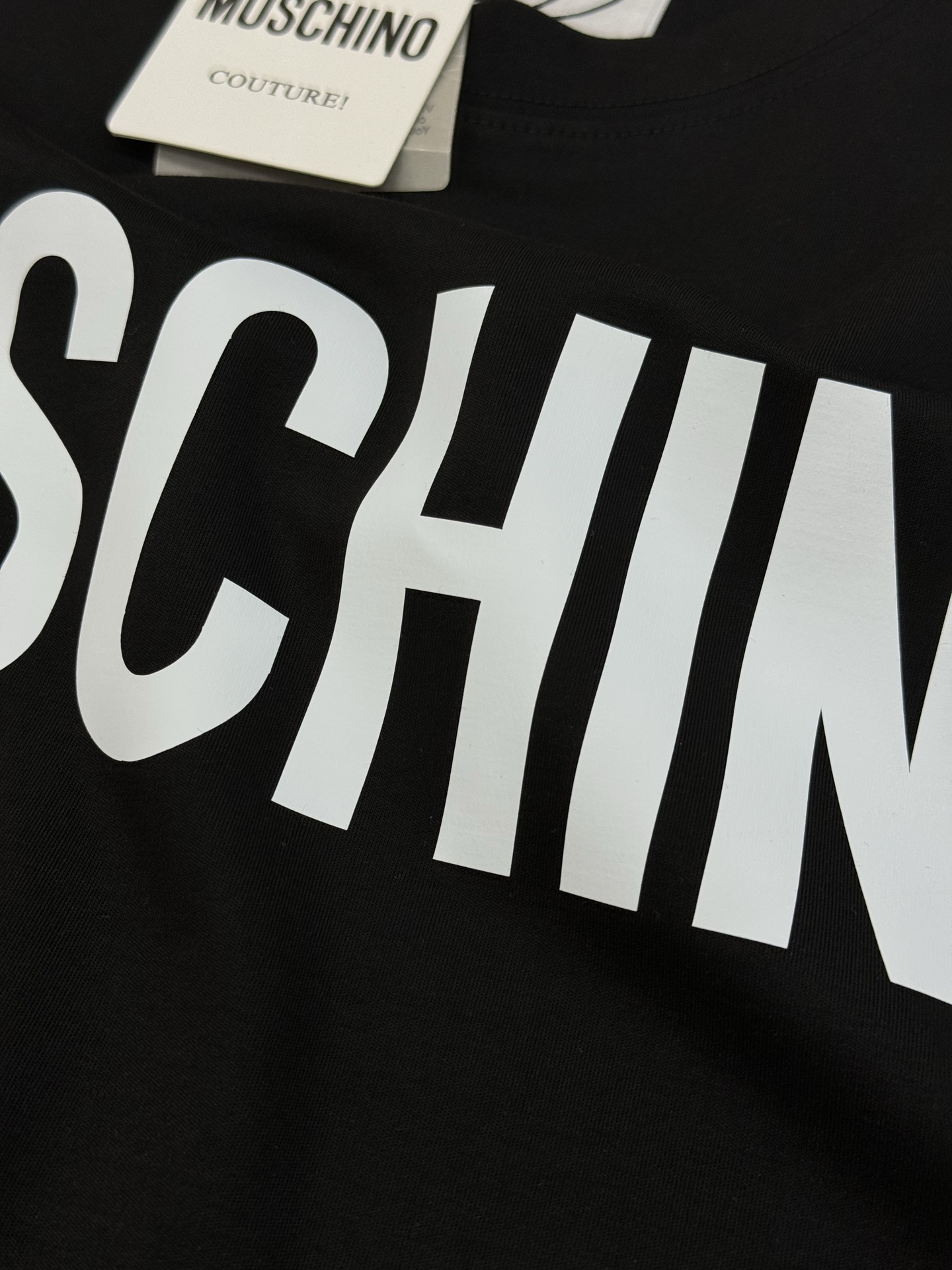 moschino（莫斯奇诺）25s新品莫代尔T恤！品牌字母图形元素点缀衣身，立体烫画设计！质感清晰。采用