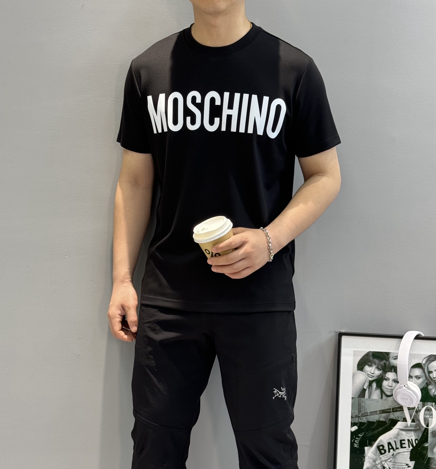 moschino（莫斯奇诺）25s新品莫代尔T恤！品牌字母图形元素点缀衣身，立体烫画设计！质感清晰。采用