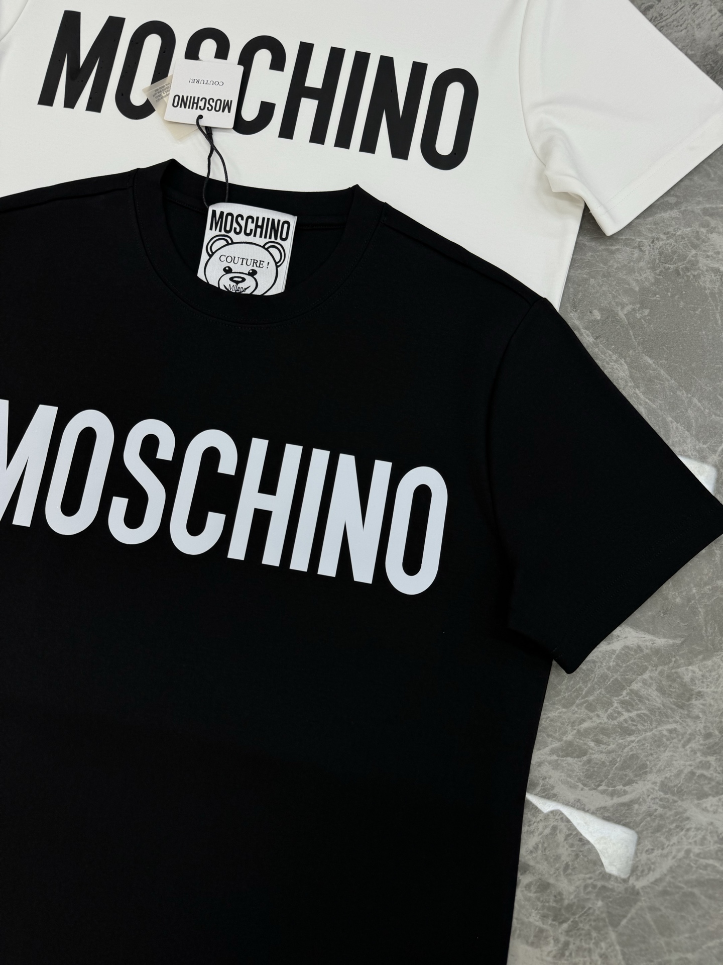 moschino（莫斯奇诺）25s新品莫代尔T恤！品牌字母图形元素点缀衣身，立体烫画设计！质感清晰。采用