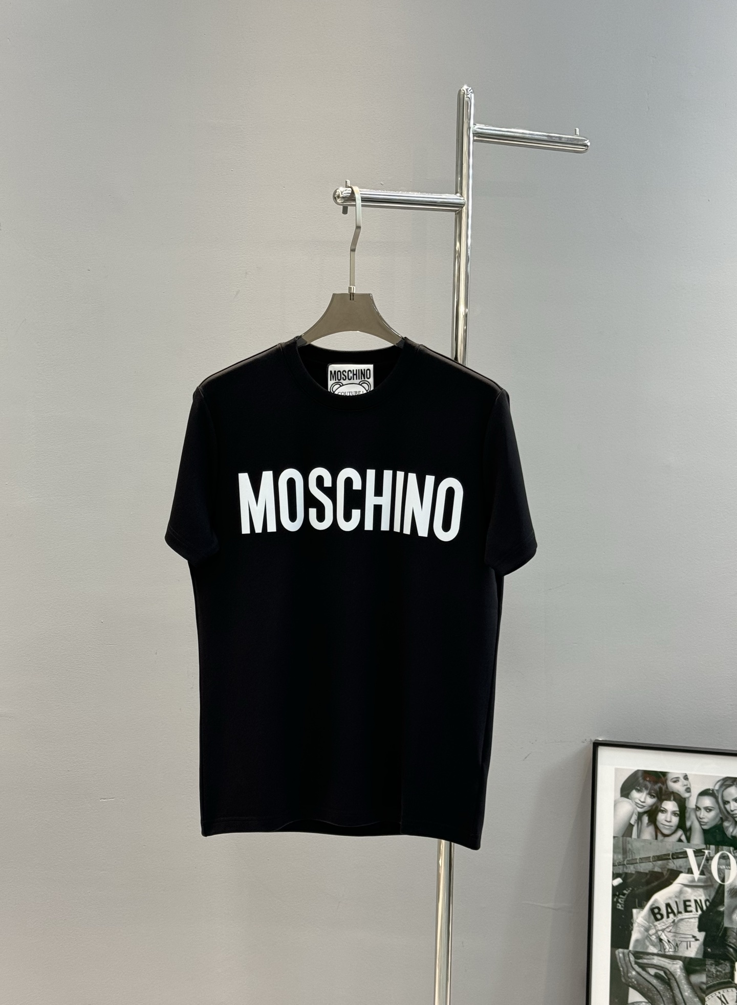 moschino（莫斯奇诺）25s新品莫代尔T恤！品牌字母图形元素点缀衣身，立体烫画设计！质感清晰。采用