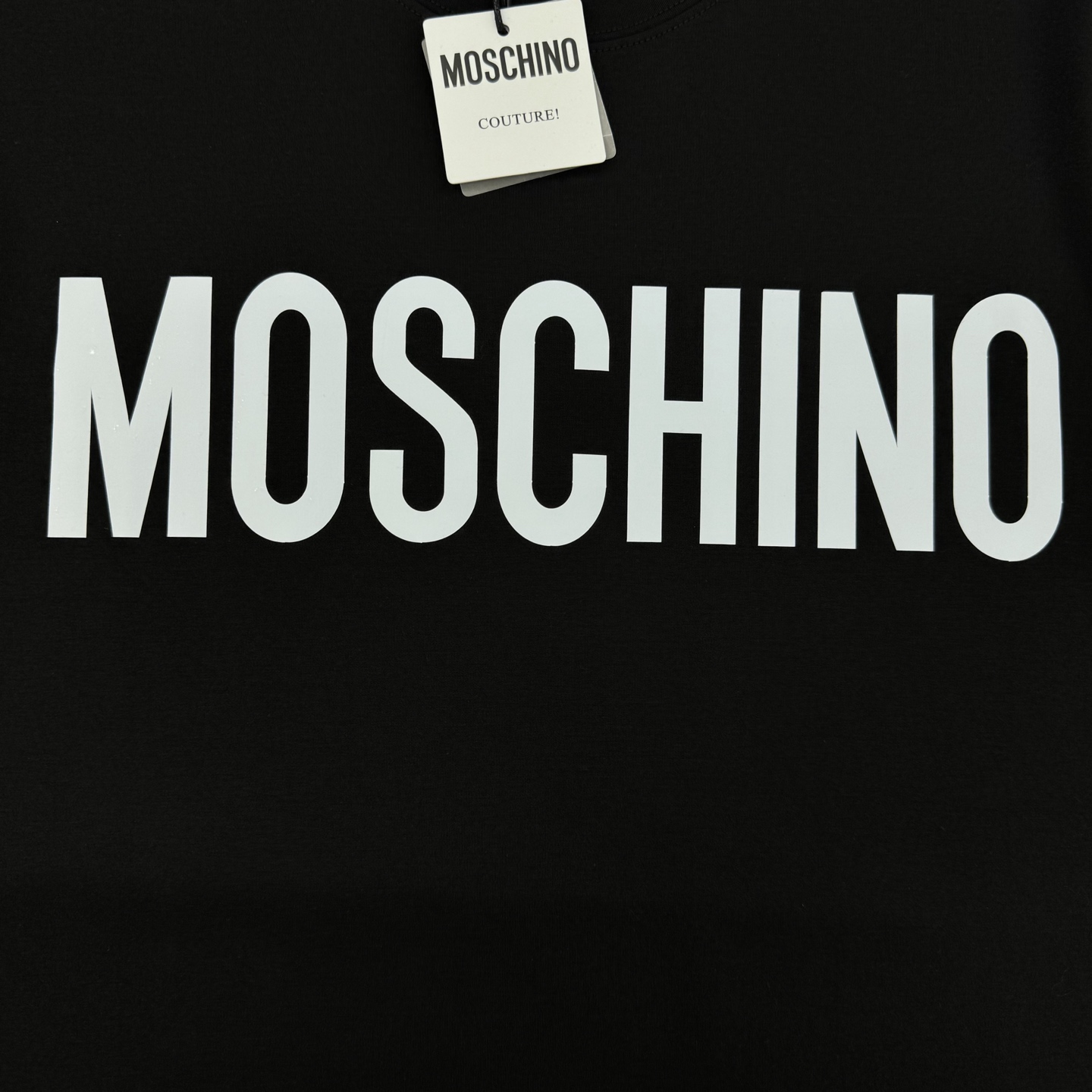 moschino（莫斯奇诺）25s新品莫代尔T恤！品牌字母图形元素点缀衣身，立体烫画设计！质感清晰。采用