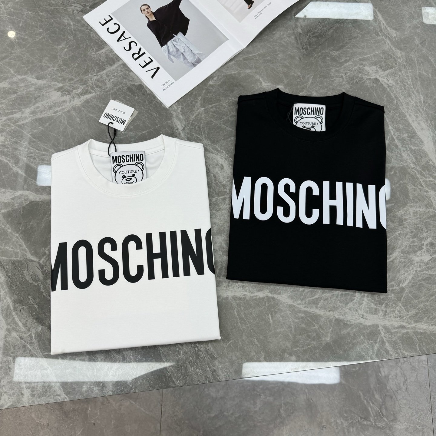 moschino（莫斯奇诺）25s新品莫代尔T恤！品牌字母图形元素点缀衣身，立体烫画设计！质感清晰。采用