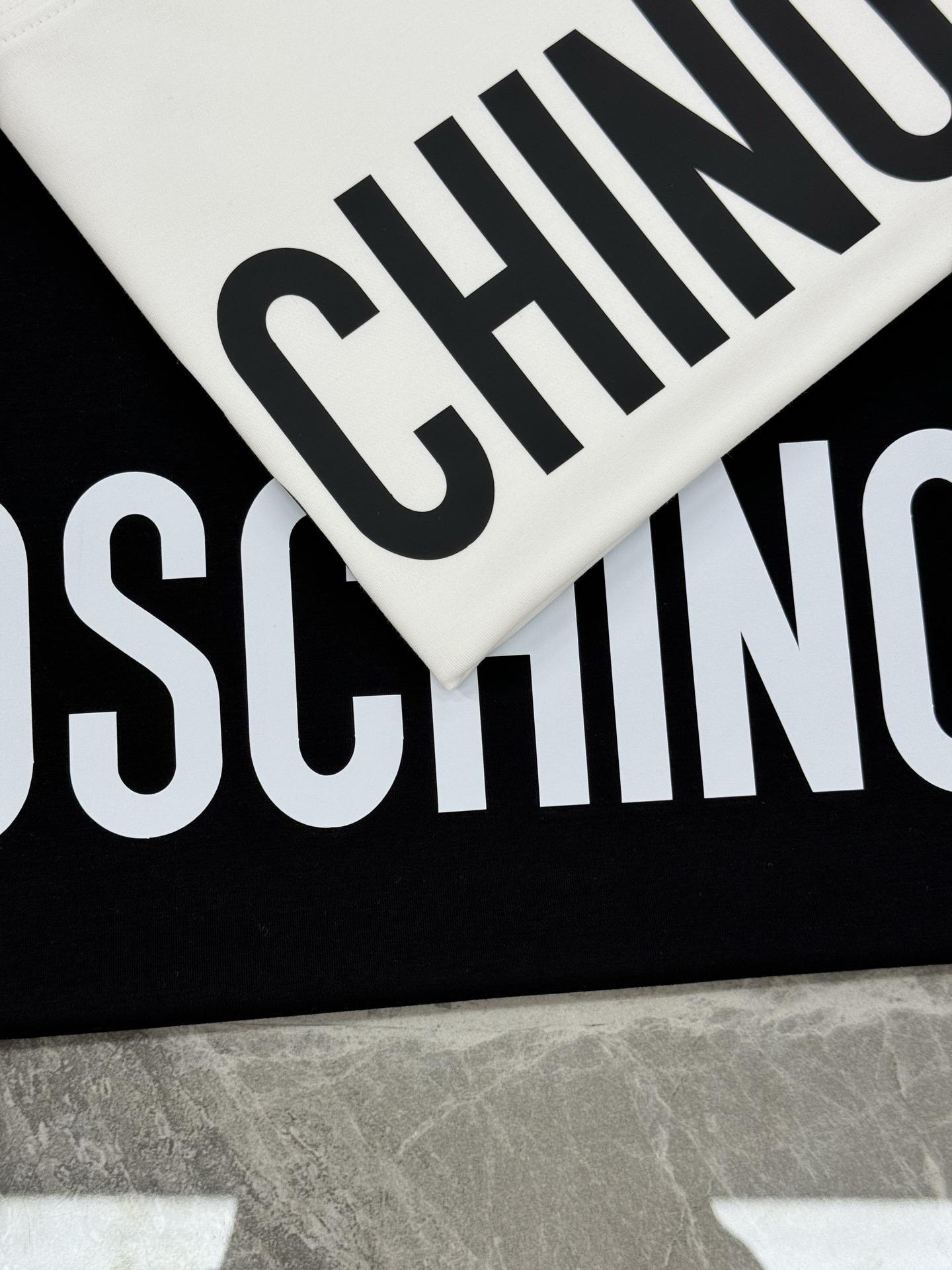 moschino（莫斯奇诺）25s新品莫代尔T恤！品牌字母图形元素点缀衣身，立体烫画设计！质感清晰。采用