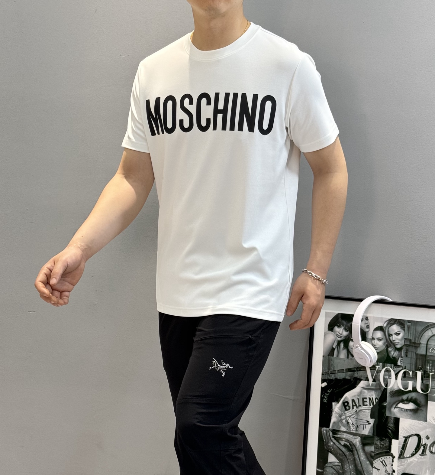 moschino（莫斯奇诺）25s新品莫代尔T恤！品牌字母图形元素点缀衣身，立体烫画设计！质感清晰。采用