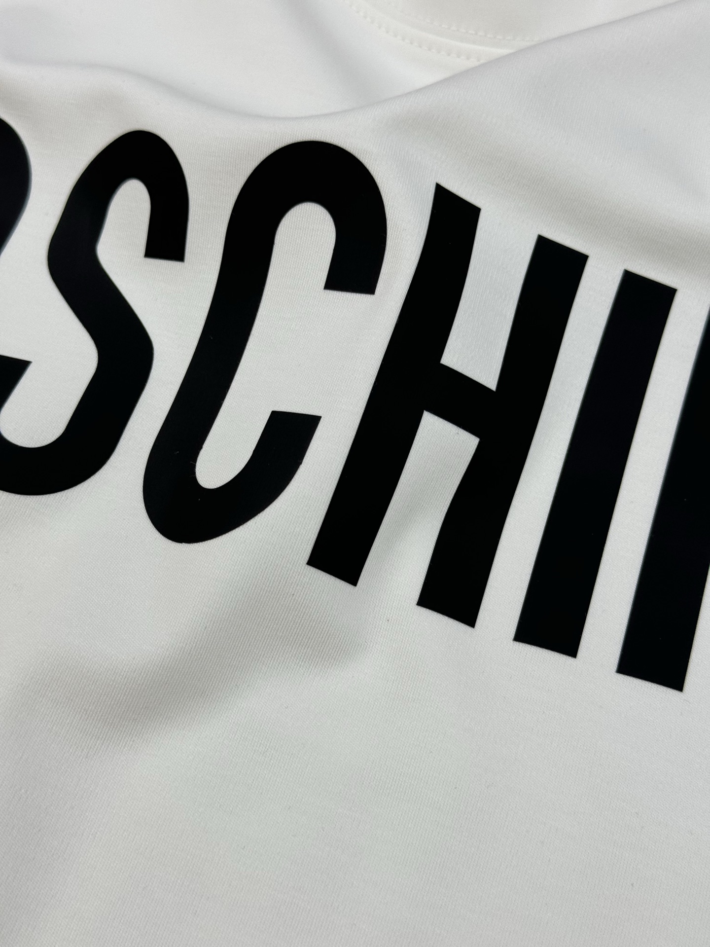 moschino（莫斯奇诺）25s新品莫代尔T恤！品牌字母图形元素点缀衣身，立体烫画设计！质感清晰。采用
