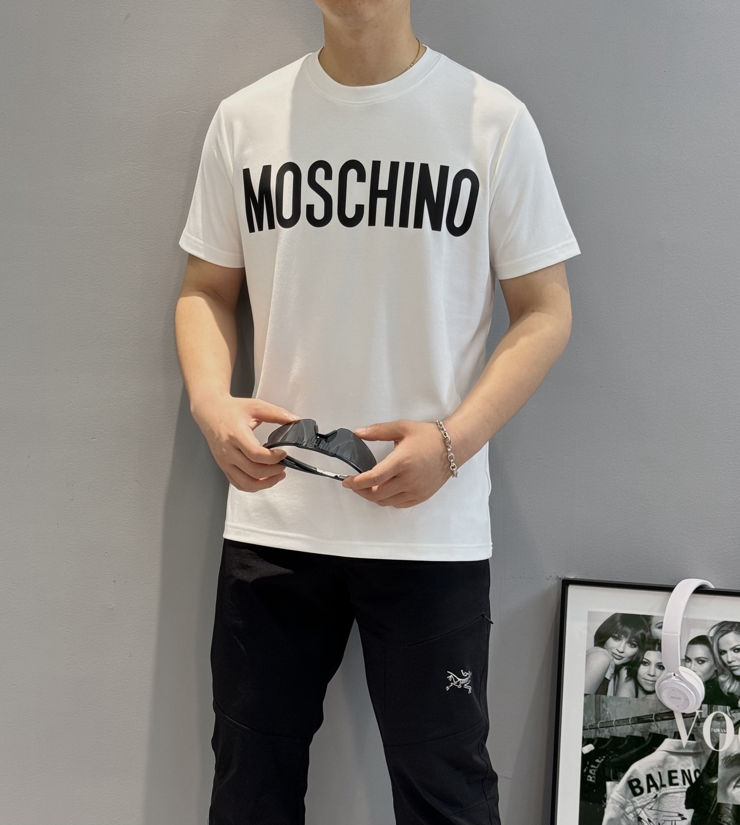 moschino（莫斯奇诺）25s新品莫代尔T恤！品牌字母图形元素点缀衣身，立体烫画设计！质感清晰。采用