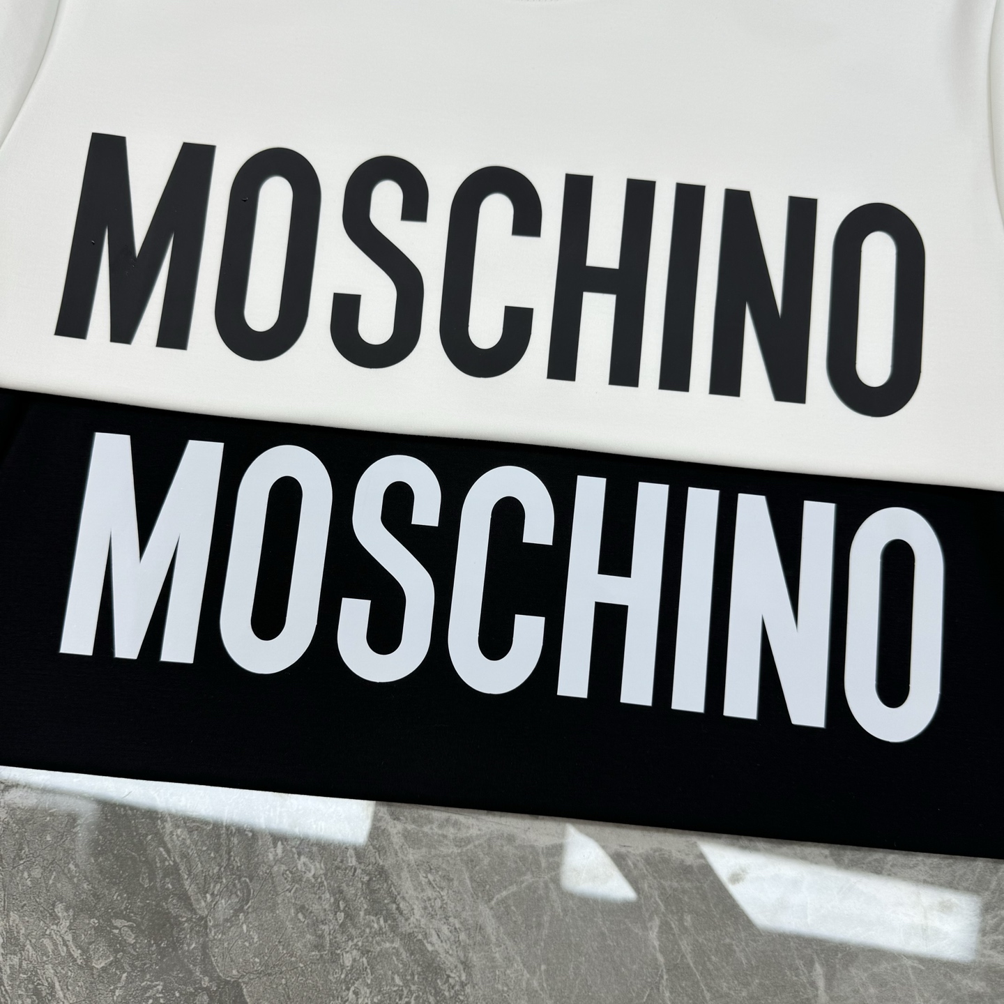 moschino（莫斯奇诺）25s新品莫代尔T恤！品牌字母图形元素点缀衣身，立体烫画设计！质感清晰。采用