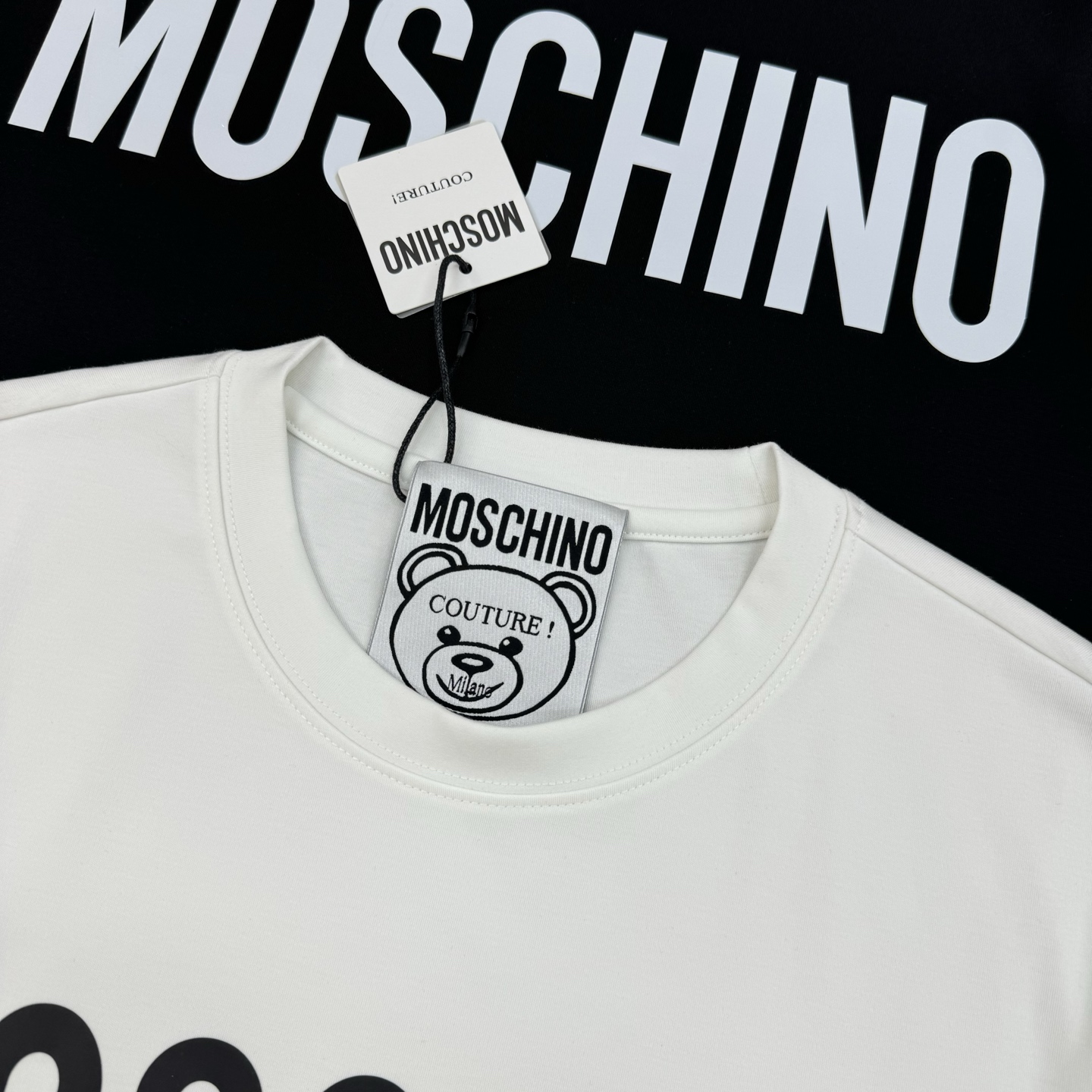 moschino（莫斯奇诺）25s新品莫代尔T恤！品牌字母图形元素点缀衣身，立体烫画设计！质感清晰。采用