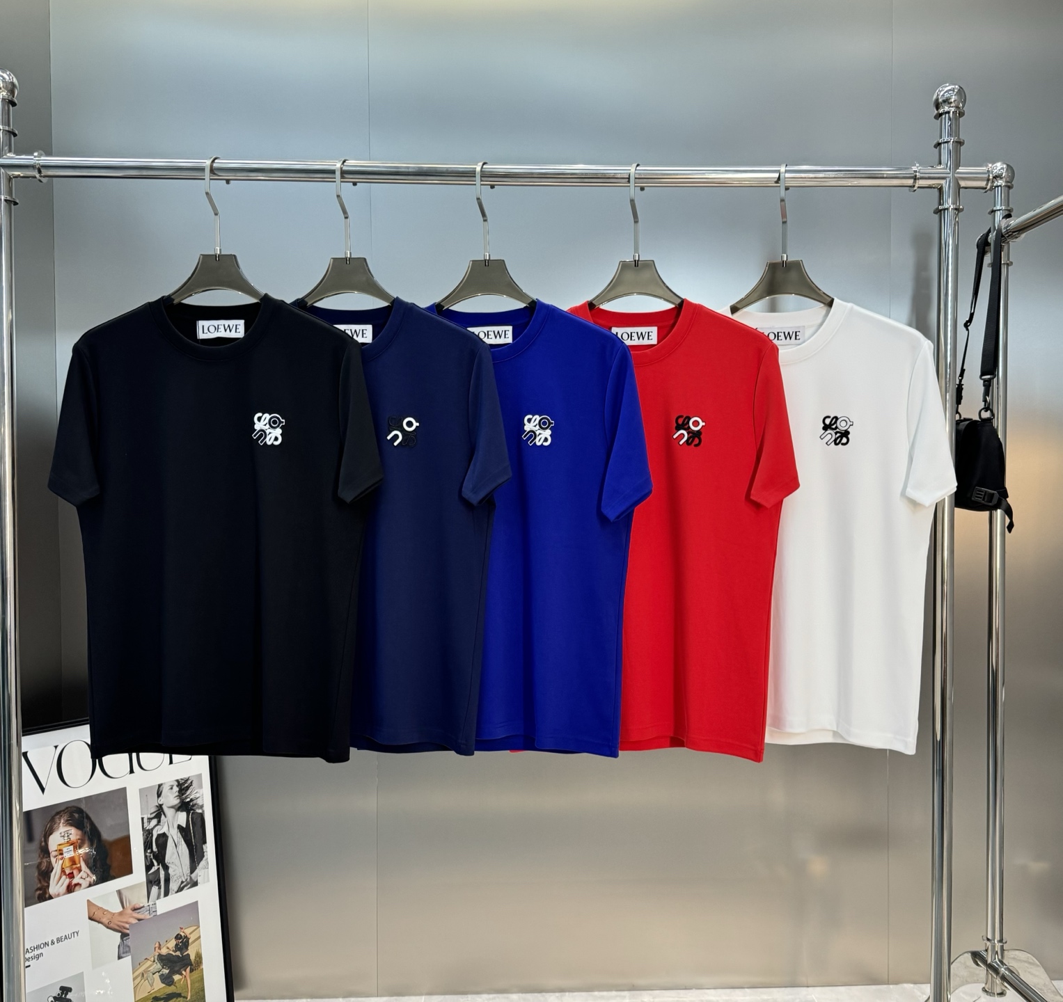 LOEW*E罗意威25s新品男士圆领短袖.原单推荐！基础款绣花品牌图形.简单高级.辨识度颇具鲜明.即丰富