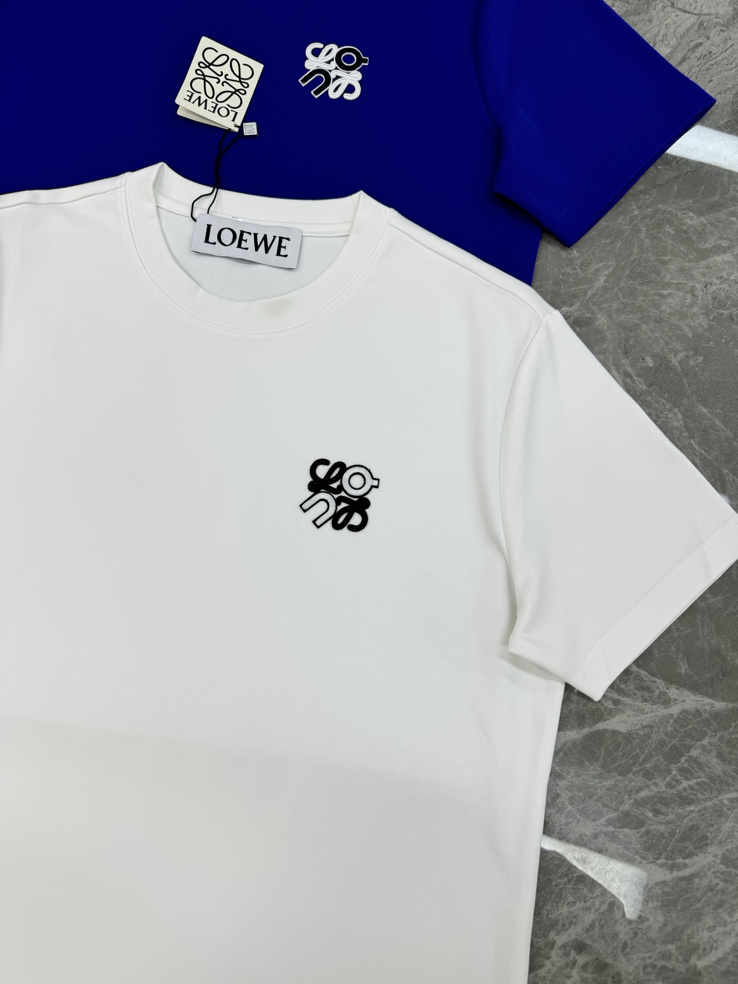 LOEW*E罗意威25s新品男士圆领短袖.原单推荐！基础款绣花品牌图形.简单高级.辨识度颇具鲜明.即丰富