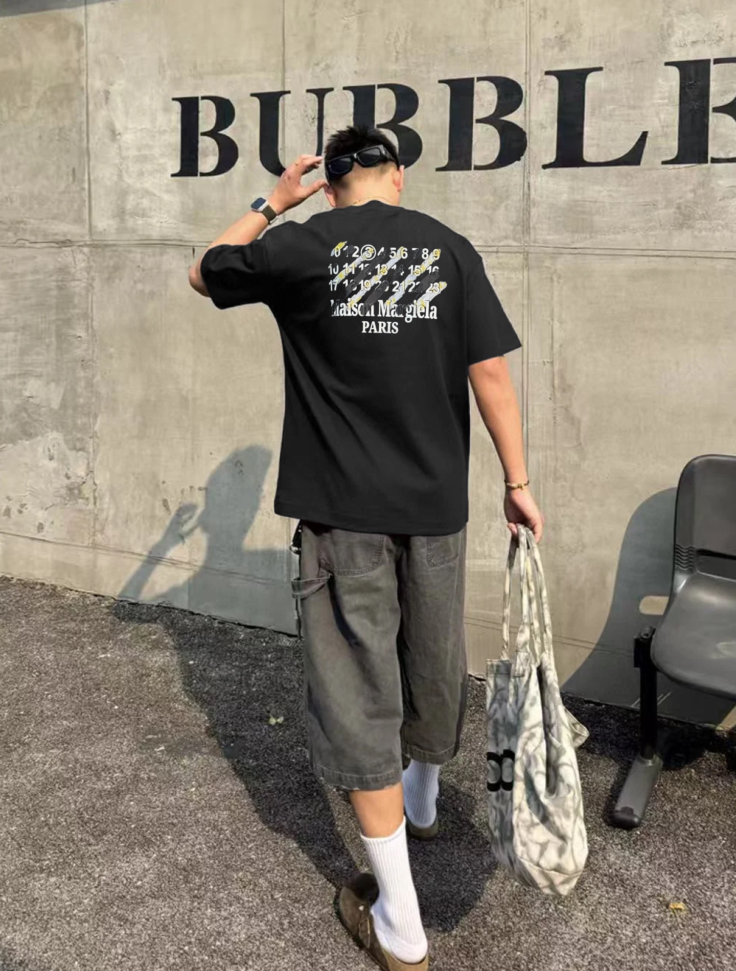 NO:511992,Maison Margiela25S new round neck T-shirt. The same style as men and women!  Majira classic graphic letter design. A special work!  Double-sided three-dimensional hot painting process. New 280g pure cotton fabric. Made through the mini knitting three-dimensional process, the texture is super comfortable. The first choice is to wear a tight threaded neckline for a single-wear inner wear. It is neat and meticulous and not easy to change. The craftsmanship is impeccable!  !  !  Color black, white, Klein blue, code number S-3XL micro-expanded version!  (175/145 jin recommended L),,masion margiela,tees,t-shirt,alexander wang19860909Maison Margiela25S新款圆领T恤.男女同款！马吉拉经典图形字母设计.特别之作！双面立体烫画工艺. 新品280g纯棉面料.经由微型针织立体工艺过程制作,手感质感超级舒适,单穿内搭首选严密螺纹领口.工整细致不易变型.工艺无懈可击！！！颜色黑色.白色.克莱因蓝.码数S-3XL微扩版型！（175/145斤建议L）,,masion margiela,tees，t-shirt,alexander wang,Men's clothing