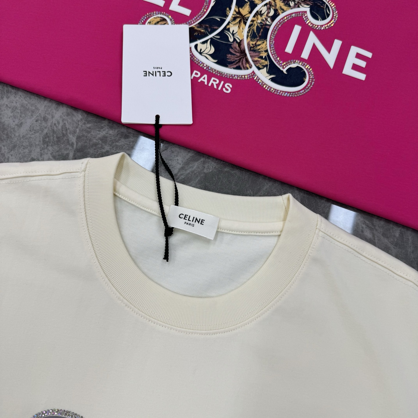 Celin*塞林25s新款潮牌T恤.男女同款！经典品牌图形立体叠层烫画.简单干净！纯净版推荐.选用新面料